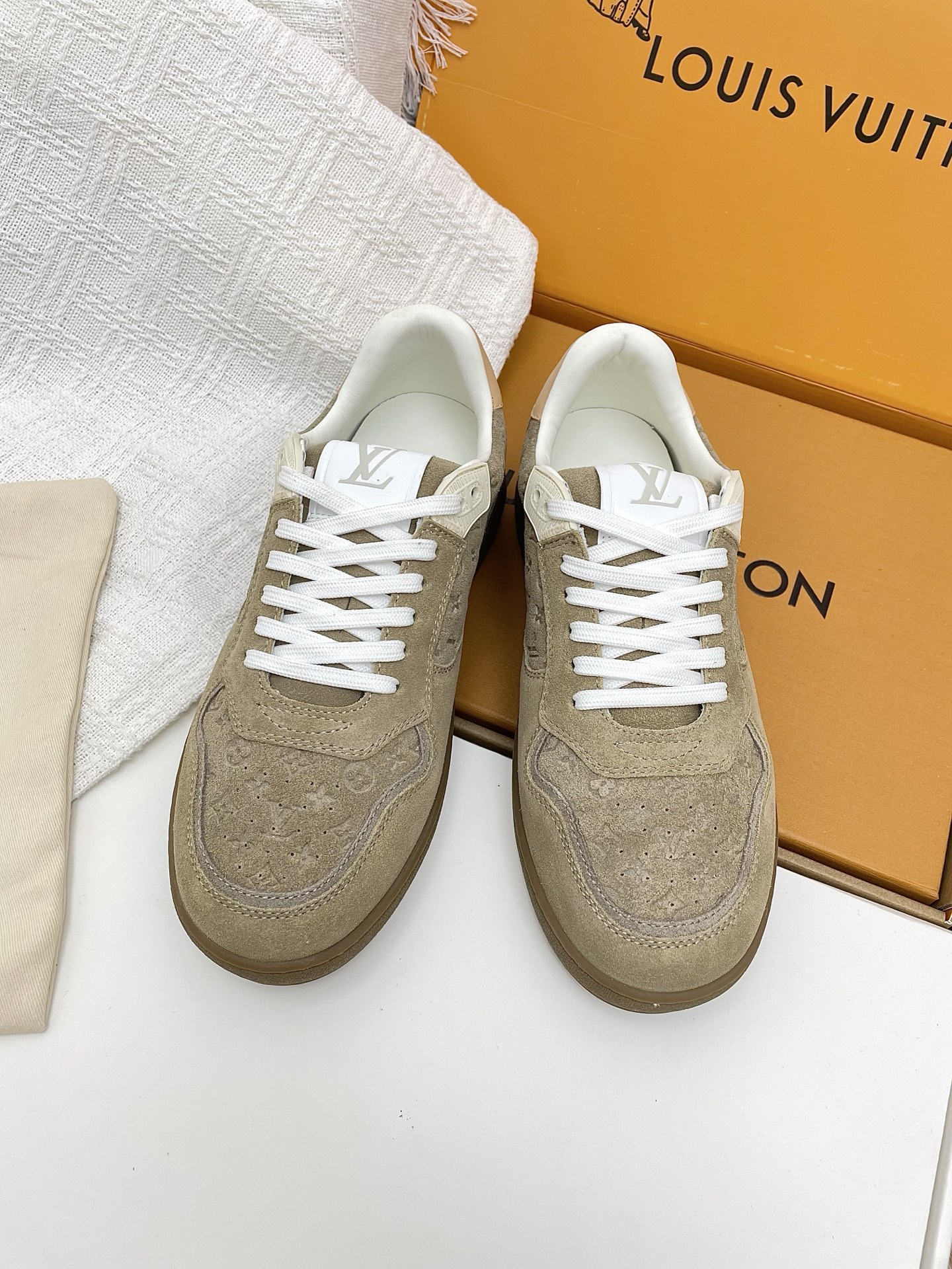 NO:239110,(full set of aircraft boxes) Purchase grade LV Louis Vuitton L Home Donkey Stadium Series Casual Sports Shoes Original Purchase and Development Made This model LV Stadium Sports Shoes are made of soft Monogram wool and fluffy fur lining, entering the winter vision with a new style. The cowhide and lightweight rubber outsole are perfectly designed, with leather elements and Louis Vuitton logo embossed at the back. The delivery counter is exquisitely packaged. The original imported cowhide and breeze mesh inside. The sole is original open molded anti-slip rubber outsole. The sole is thick 3CM Size: women's model 35-41 (40 41 custom made), casual shoes/sneakers, louis vuitton, louis vuitton, louis vuitton, louis vuitton, louis vuitton, louis vuitton, louis vuitton, louis vuitton, louis vuitton, louis vuitton, louis vuitton, louis vuitton, louis vuitton, louis vuitton, sneakers, cowhide19860909(全套飞机盒)代购级LV 路易威登L家 驴牌Stadium系列 休闲 运动鞋 原版购入开发 做货 本款 LV Stadium 运动鞋取材柔软 Monogram 绵羊毛和蓬松羊毛皮内衬,以崭新风姿迈入冬季视野.牛皮革饰边与轻质橡胶外底完善考究设计,后部融入皮革元素和路易威登标识压纹 配送专柜精美包装 面料原版进口头层牛皮 内里透气网布 鞋底原版开模防滑橡胶大底 底厚3CM Size:女款35-41(40 41定做),休闲鞋/运动鞋,louis vuitton,louis vuitton,louis vuitton,louis vuitton,sneakers,cowhide,Women's Shoes