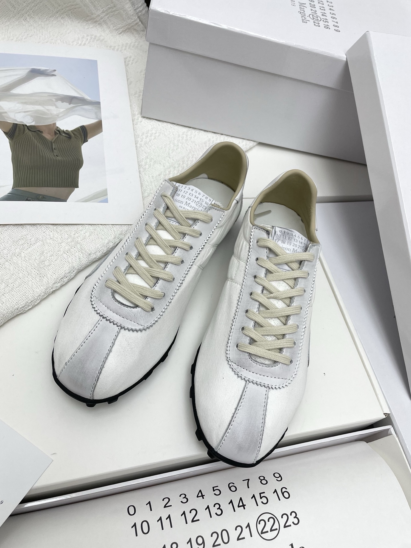 NO:239112,Purchase grade mm6 Majila 25 spring and summer new retro polished color made of old German training shoes Casual sports shoes This is a pair of shoes of the times. It is easy to wear and match, cute and clean. Upper: original cowhide/canvas Lift: sheepskin Outsole: original rubber sole Size: 35-40 40 Custom made non-return, casual shoes/sports shoes, masion margiela, masion margiela, sneakers, cowhide, sheepskin19860909代购级mm6马吉拉25春夏新品复古擦色做旧德训鞋 休闲运动鞋 这是一双具有时代意义的一双鞋 混合了多个时代的时髦元素它好穿 也好搭 可爱干净 鞋面:原版牛皮/帆布 内里:羊皮 大底:原版橡胶底 码数:35-40 40定做不退换,休闲鞋/运动鞋,masion margiela,masion margiela,sneakers,cowhide,sheepskin,Women's Shoes