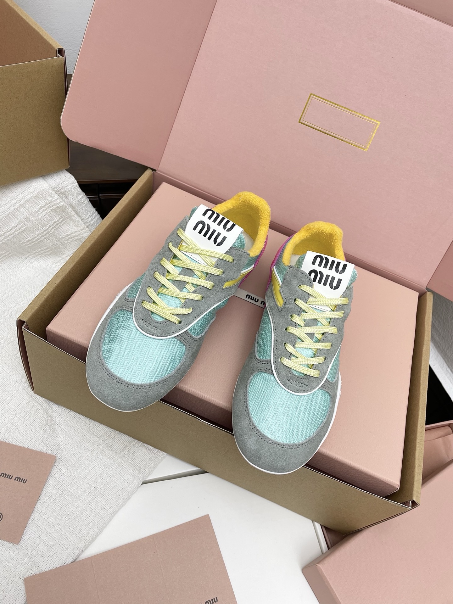 NO:233415,Couple men's 20 new upgraded purchasing grade miumiu breathable mesh cloth retro casual sports shoes German training shoes New British style lace-up MiuMiu show, candy color splicing   retro old~ dirty shoes Multiple collision, beautiful and fashionable favorite~ super comfortable to wear, fabric cowhide   cow back velvet   imported breathable mesh cloth inner towel cloth original molded rubber sole Size 35-44 (40 41 customized non-return and exchange), casual shoes/sports shoes, miumiu, sneakers, cowhide19860909情侣款男20全新升级代购级miumiu缪缪透气网布复古休闲运动鞋 德训鞋 新款英伦风系带MiuMiu秀场,糖果色拼接 复古做旧~脏脏鞋 多元对撞,美炸了 时髦精最爱~上脚超级舒服 面料牛皮 牛反绒 进口透气网布 内里毛巾布 大底原版开模橡胶底 码数35-44(40 41定做不退换),休闲鞋/运动鞋,miumiu,sneakers,cowhide,Women's Shoes