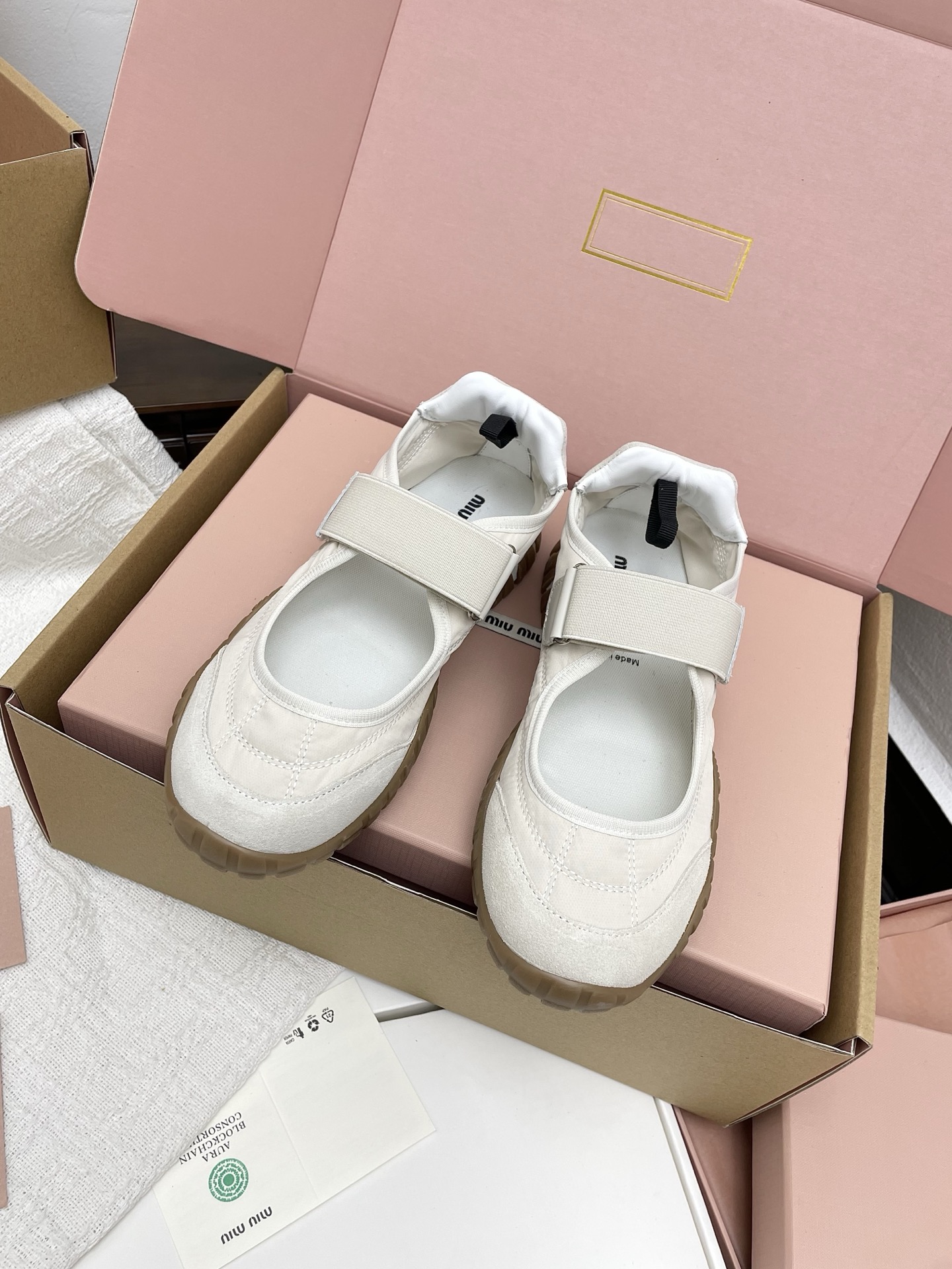 NO:239106,New upgraded purchasing grade Miu Miu 25ss Spring and summer new show Miu Miu Miu Deshu shoes Velcro Mary Jane shoes Casual shoes Show craftsmanship comes from the details of Miu Miu series New season trends The concept of love at this moment, diverse collision, conveys modern style~ It looks good no matter how you wear it, this summer fashion favorite, imported cowhide/pair nylon fabric, inner sheepskin, original mold opening TPU rubber sole, size 35-40 (40, 41 customized), ballet shoes, miumiu, mary jane, cowhide, sheepskin19860909全新升级代购级Miu Miu 25ss 春夏新款走秀MiuMiu 德训鞋 魔术贴玛丽珍鞋 休闲鞋秀场工艺来自Miu Miu系列的细节特写 新季的潮流此刻挚爱的概念,多元对撞,传达现代风格~ 怎么穿都好看今夏时髦精最爱 面料进口牛皮/对版尼龙布 内里羊皮 大底原版开模TPU橡胶鞋底 码数35-40（40、41订做）,芭蕾舞鞋,miumiu,mary jane,cowhide,sheepskin,Women's Shoes