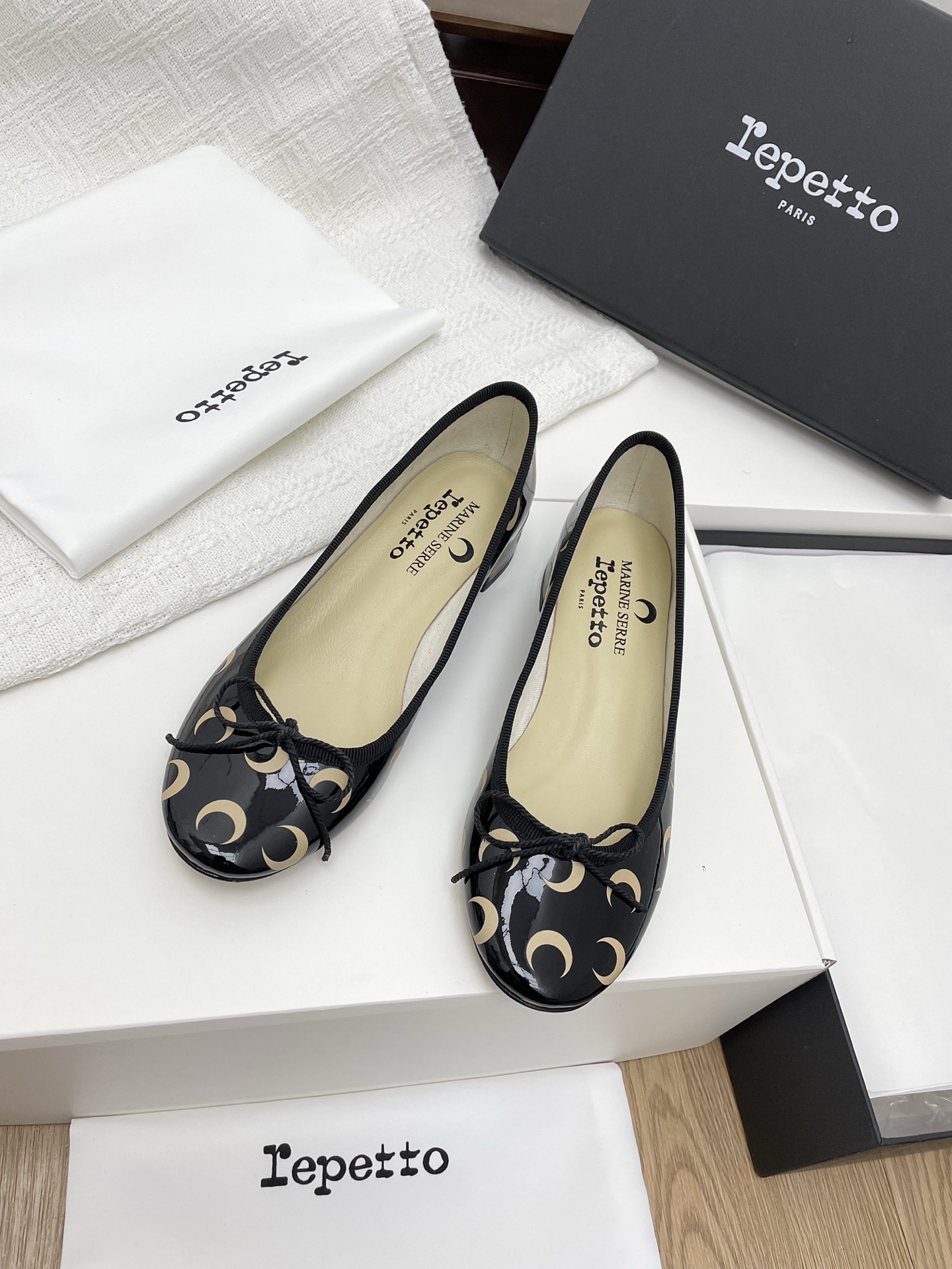 NO:239104,Flat mid-heel Repett*&MarineSer* 25ss top purchasing version Spring and summer new moon ballet shoes Moon ballet shoes are sold out immediately!  It's so popular!  French designer brands and French ballet haute couture brands join hands to launch a new collaboration series!  The two brands are based on the classic repett shoe shapes Lilouh and Camille. The upper and linings are integrated with the iconic MarineSerr* crescent pattern, and use denim, red, black, silver and other colors to show the charm of pioneering and elegance!  Liouh and Camille's two classic Repett shoes are newly interpreted in this collaboration, using marineserr's unique and iconic 