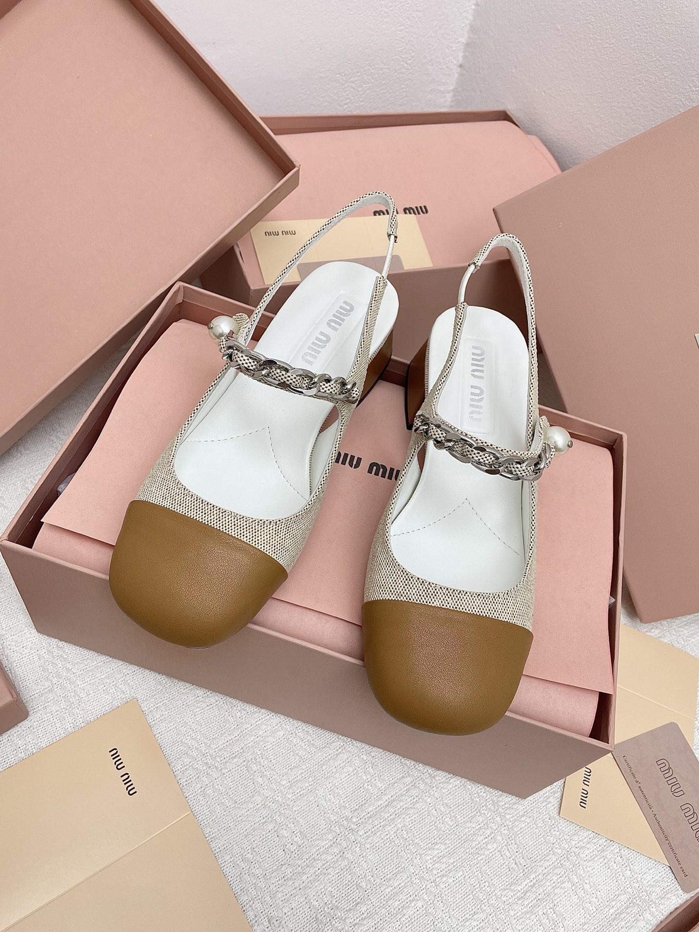 NO:438004,Purchasing grade Miu*Miu classic series square toe thick heel chain decoration Mary Jane single shoes sandals are a must-have, splicing, classic white and black, cute and elegant chains with white pearls, unique style and fashionable. They can be salty or sweet, and versatile!  Little fairy must-have ￣￣￣￣￣￣￣￣￣￣￣￣￣￣￣￣￣￣￣￣￣￣ size. ｜35-40 (34/40/custom-made non-return and exchange) Fabric ｜Imported soft sheepskin/nylon cloth inner lining ｜Imported goatskin broadsole ｜Italian A-grade leather big sole ｜4.5cm Full set of exquisite packaging, standard size, Mary Jane, miumiu, sandals, mary jane, sheepskin, Leather soles19860909代购级Miu*Miu经典系列方头粗跟链条装饰玛丽珍单鞋 凉鞋 入必款,拼设接计、经典的白黑色,可爱又雅优特色的链条加白色珍珠配搭,独具风格时尚.可盐可甜,百搭单品！小仙女必入款 ￣￣￣￣￣￣￣￣￣￣￣￣ size. ｜35-40（34/40/定做不退换） 面料 ｜进口软羊皮/尼龙布 内里 ｜进口山羊皮 大底 ｜意大利A级真皮大底 跟高 ｜4.5cm 全套精美包装、标准码数,玛丽珍,miumiu,sandals,mary jane,sheepskin,Leather soles,Women's Shoes