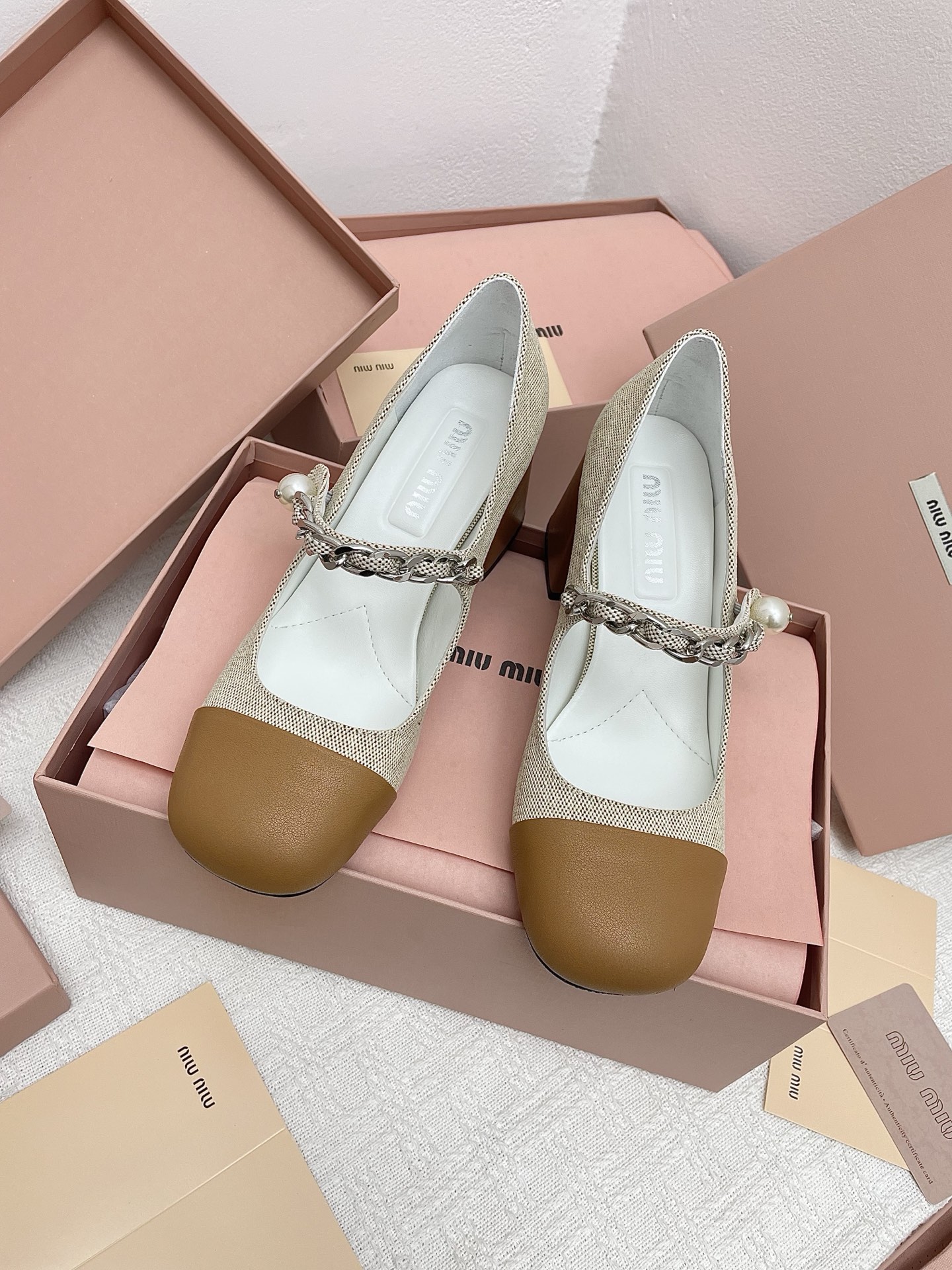 NO:438011,Purchasing grade Miu*Miu classic series square toe thick heel chain decoration Mary Jane single shoes sandals are a must-have, splicing, classic white and black, cute and elegant chains with white pearls, unique style and fashionable. They can be salty or sweet, and versatile!  Little fairy must-have ￣￣￣￣￣￣￣￣￣￣￣￣￣￣￣￣￣￣￣￣￣￣ size. ｜35-40 (34/40/custom-made non-return and exchange) Fabric ｜Imported soft sheepskin/nylon cloth inner lining ｜Imported goatskin broadsole ｜Italian A-grade leather big sole ｜7.5cm Full set of exquisite packaging, standard size, Mary Jane, miumiu, sandals, mary jane, sheepskin, Leather soles19860909代购级Miu*Miu经典系列方头粗跟链条装饰玛丽珍单鞋 凉鞋 入必款,拼设接计、经典的白黑色,可爱又雅优特色的链条加白色珍珠配搭,独具风格时尚.可盐可甜,百搭单品！小仙女必入款 ￣￣￣￣￣￣￣￣￣￣￣￣ size. ｜35-40（34/40/定做不退换） 面料 ｜进口软羊皮/尼龙布 内里 ｜进口山羊皮 大底 ｜意大利A级真皮大底 跟高 ｜7.5cm 全套精美包装、标准码数,玛丽珍,miumiu,sandals,mary jane,sheepskin,Leather soles,Women's Shoes