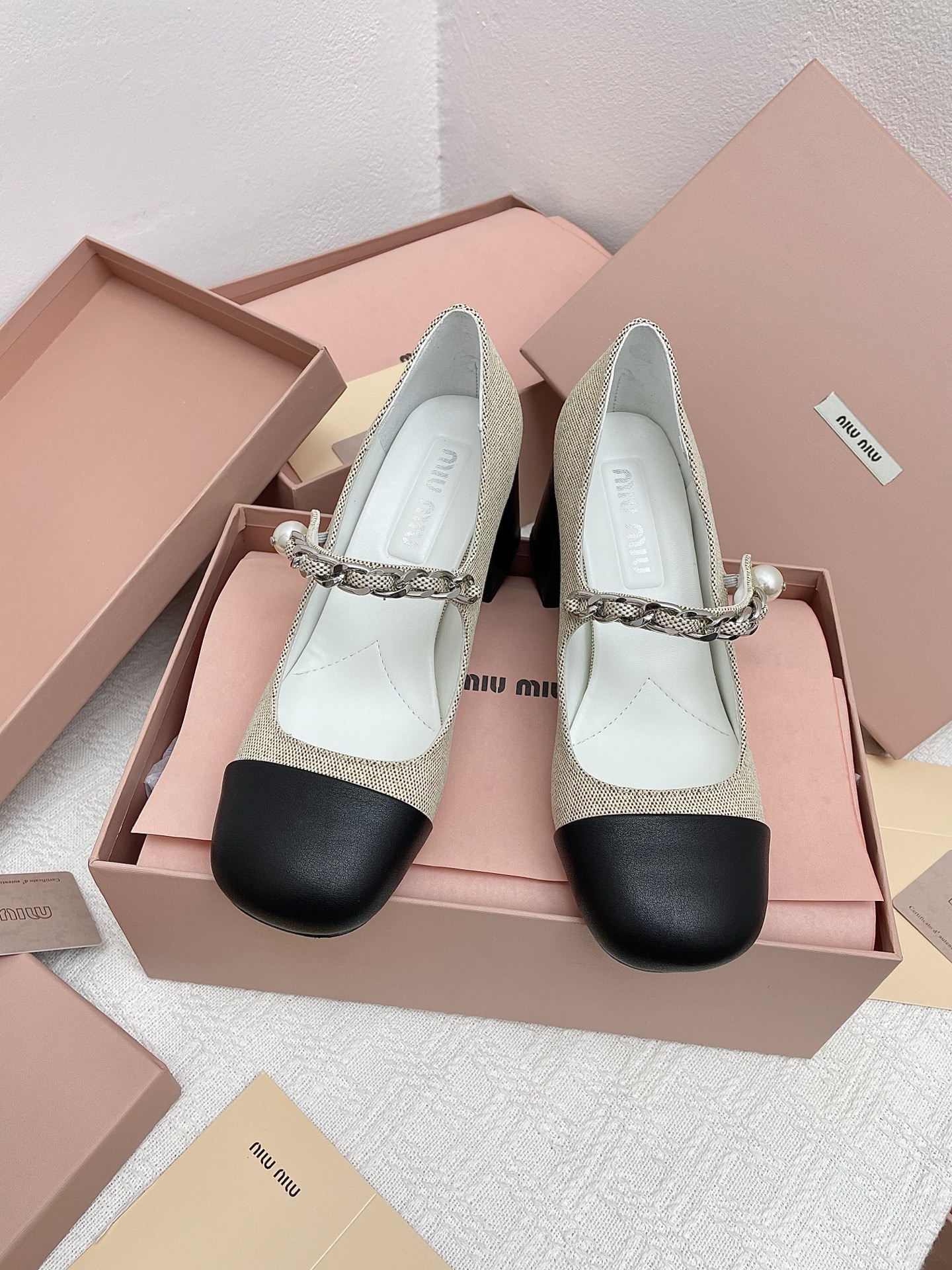 NO:438018,Purchasing grade Miu*Miu classic series square toe thick heel chain decoration Mary Jane single shoes sandals are a must-have, splicing, classic white and black, cute and elegant chains with white pearls, unique style and fashionable. They can be salty or sweet, and versatile!  Little fairy must-have ￣￣￣￣￣￣￣￣￣￣￣￣￣￣￣￣￣￣￣￣￣￣ size. ｜35-40 (34/40/custom-made non-return and exchange) Fabric ｜Imported soft sheepskin/nylon cloth inner lining ｜Imported goatskin broadsole ｜Italian A-grade leather big sole ｜4.5cm Full set of exquisite packaging, standard size, Mary Jane, miumiu, sandals, mary jane, sheepskin, Leather soles19860909代购级Miu*Miu经典系列方头粗跟链条装饰玛丽珍单鞋 凉鞋 入必款,拼设接计、经典的白黑色,可爱又雅优特色的链条加白色珍珠配搭,独具风格时尚.可盐可甜,百搭单品！小仙女必入款 ￣￣￣￣￣￣￣￣￣￣￣￣ size. ｜35-40（34/40/定做不退换） 面料 ｜进口软羊皮/尼龙布 内里 ｜进口山羊皮 大底 ｜意大利A级真皮大底 跟高 ｜4.5cm 全套精美包装、标准码数,玛丽珍,miumiu,sandals,mary jane,sheepskin,Leather soles,Women's Shoes