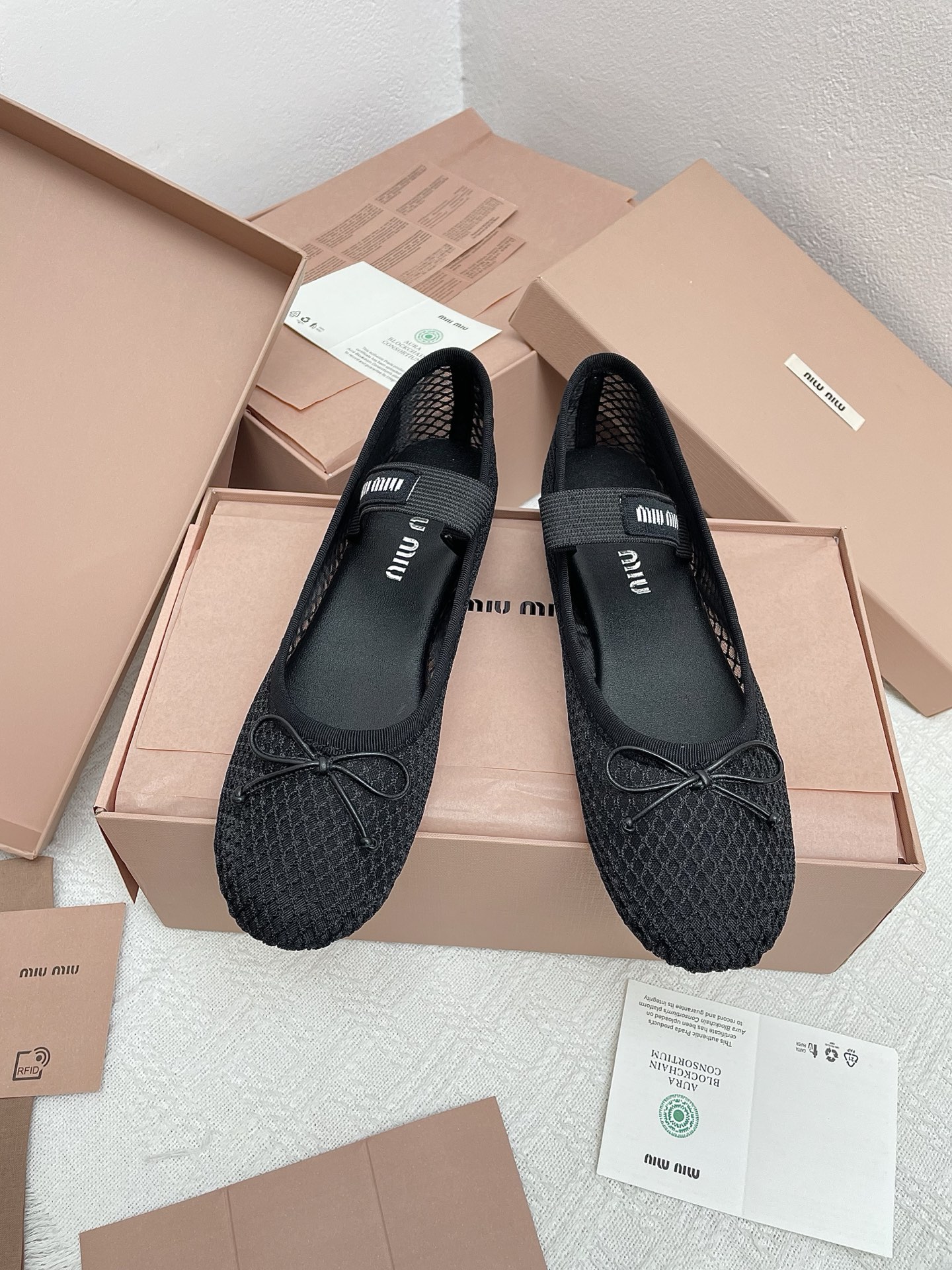 NO:438049,Miu Miu, a mesh Dongguan purchasing agent, Ms. Miu Miu, a bow decorative satin ballet shoes, flat single shoes, original disassembly, 1:1 set of lasts, instantly kill all versions on the market, physical ps drops market currency, Miu is really too girly!  Super soft and glutinous. If you like it, you can rush it!  Upper: Mesh/Nylon Mesh Fixture: Sheepskin Size 35-39 (40 customized, no return or replacement) Sole imported genuine leather sole, ballet shoes, miumiu, sheepskin19860909网面东莞代购级Miu Miu 缪缪女士蝴蝶结装饰缎面芭蕾舞鞋平底单鞋 原版拆解,1:1套楦打造,秒杀市面一切版本,实物ps掉市场通货,Miu真的太少女啦！超级软糯 喜欢可以冲了！ 鞋面:网纱/尼龙网面 垫脚:羊皮 码数35-39（40定制不退不换）鞋底进口真皮鞋底,芭蕾舞鞋,miumiu,sheepskin,Women's Shoes
