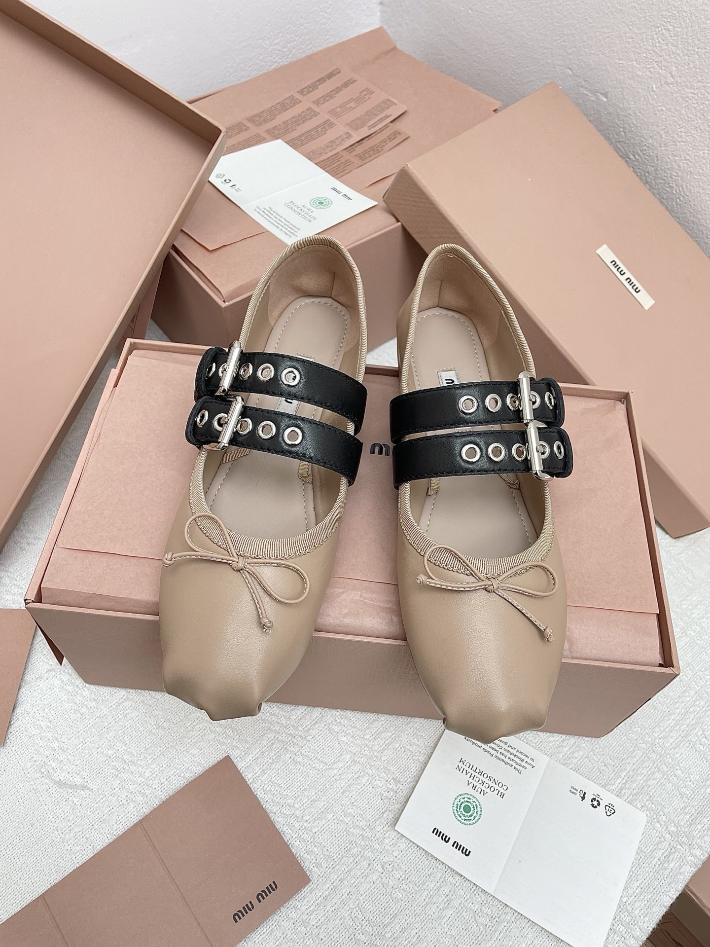 NO:438054,(Can be equipped with ribbon) Dongguan purchasing agent Miu Miu Ms. Ms. Ms. Ms. Ms. Ms. Ms. Ms. Ms. Bow decorative double buckle straps flat single shoes. Original disassembly, 1:1 set of lasts, instantly kill all versions on the market, physical ps drops market currency, Miu is really too girly!  Super soft and glutinous. If you like it, you can rush it!  Upper: Mesh/Nylon Mesh Fixture: Sheepskin Size 35-39 (40 customized, no return or replacement) Sole imported genuine leather sole, ballet shoes, miumiu, sheepskin19860909（可配丝带）东莞代购级Miu Miu 缪缪女士蝴蝶结装饰双扣绑带芭蕾舞鞋平底单鞋 原版拆解,1:1套楦打造,秒杀市面一切版本,实物ps掉市场通货,Miu真的太少女啦！超级软糯 喜欢可以冲了！ 鞋面:网纱/尼龙网面 垫脚:羊皮 码数35-39（40定制不退不换）鞋底进口真皮鞋底,芭蕾舞鞋,miumiu,sheepskin,Women's Shoes