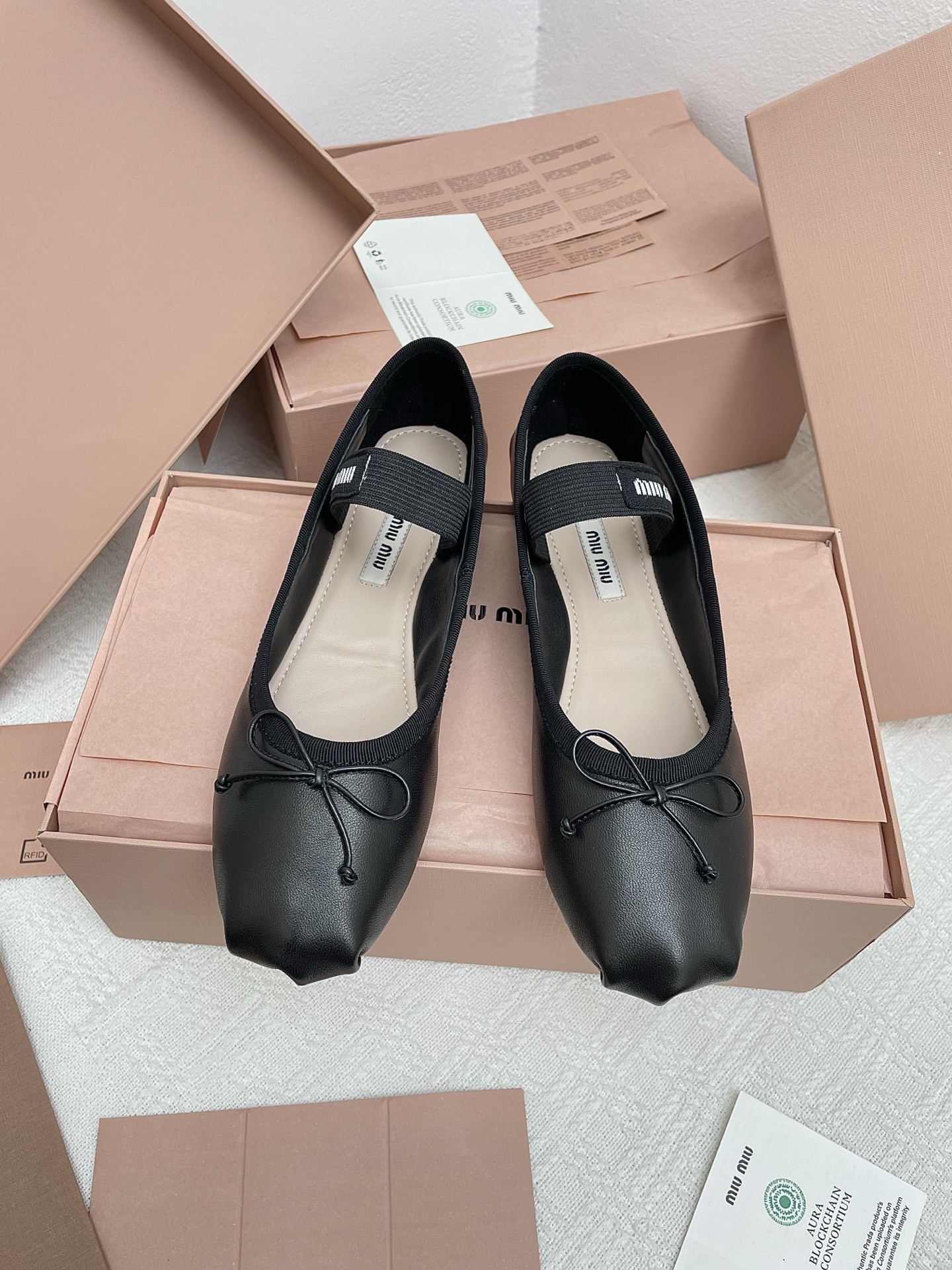 NO:438063,Leather Dongguan purchasing grade Miu Miu Ms. Ms. Ms. Miu Miu bow decorative ballet shoes. The original disassembly, 1:1 set of lasts, instantly kill all versions on the market, physical ps drops the market currency, Miu is really too girly!  Super soft and glutinous. If you like it, you can rush it!  Upper: Mesh/Nylon Mesh Fixture: Sheepskin Size 35-39 (40 customized, no return or replacement) Sole imported genuine leather sole, ballet shoes, miumiu, sheepskin19860909皮面东莞代购级Miu Miu 缪缪女士蝴蝶结装饰芭蕾舞鞋平底单鞋 原版拆解,1:1套楦打造,秒杀市面一切版本,实物ps掉市场通货,Miu真的太少女啦！超级软糯 喜欢可以冲了！ 鞋面:网纱/尼龙网面 垫脚:羊皮 码数35-39（40定制不退不换）鞋底进口真皮鞋底,芭蕾舞鞋,miumiu,sheepskin,Women's Shoes
