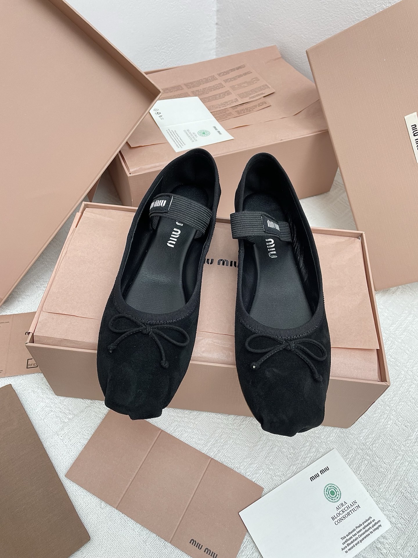 NO:438072,Yangjing Noodle Dongguan Purchase Grade Miu Miu Ms. Ms. Ms. Miu Miu bow decorative ballet shoes flat single shoes. Original disassembly, 1:1 set of lasts, instantly kill all versions on the market, physical ps drops market currency, Miu is really too girly!  Super soft and glutinous. If you like it, you can rush it!  The bow embellishment of the toe is a magical skill!  It won't overshadow the audience, but it adds a lot of cute girlish feel to these shoes!  The large U-mouth design embosses the ankle lines so slender that the whole person looks tall and elegant. Whether it is paired with a fairy skirt or a pair of jeans, it can look very fashionable and beautiful. This is the charm of Miu's home. The skin-friendly mixed goat leather material is stitched inside and the soft sheepskin touch is not stress-free even if you wear it naked. Everyone will understand the overall softness of the shoes when you receive it!  Upper Yangjing Floor: Sheepskin Size 35-39 (40 customized, no return or replacement) imported leather soles, ballet shoes, miumiu, skirts, jeans, sheepskin, sheep19860909羊京面东莞代购级Miu Miu 缪缪女士蝴蝶结装饰芭蕾舞鞋平底单鞋 原版拆解,1:1套楦打造,秒杀市面一切版本,实物ps掉市场通货,Miu真的太少女啦！超级软糯 喜欢可以冲了！鞋头的蝴蝶结点缀是妙笔神功！不会喧宾夺主 但又为这双鞋增添了不少可爱少女感！ 大U口设计将脚踝线条修饰得好纤细让整个人看起来高挑又优雅 不管是搭配仙仙的裙子 还是随意穿一条牛仔裤 都能非常洋气好看 这就是miu家的魅力. 内里缝合亲肤的混种山羊皮料柔嫩的羊皮触感 哪怕裸脚穿 都毫无压力 鞋子整体的柔软度大家收到货就明白了！ 鞋面羊京面 垫脚:羊皮 码数35-39（40定制不退不换）鞋底进口真皮鞋底,芭蕾舞鞋,miumiu,skirts,jeans,sheepskin,sheep,Women's Shoes