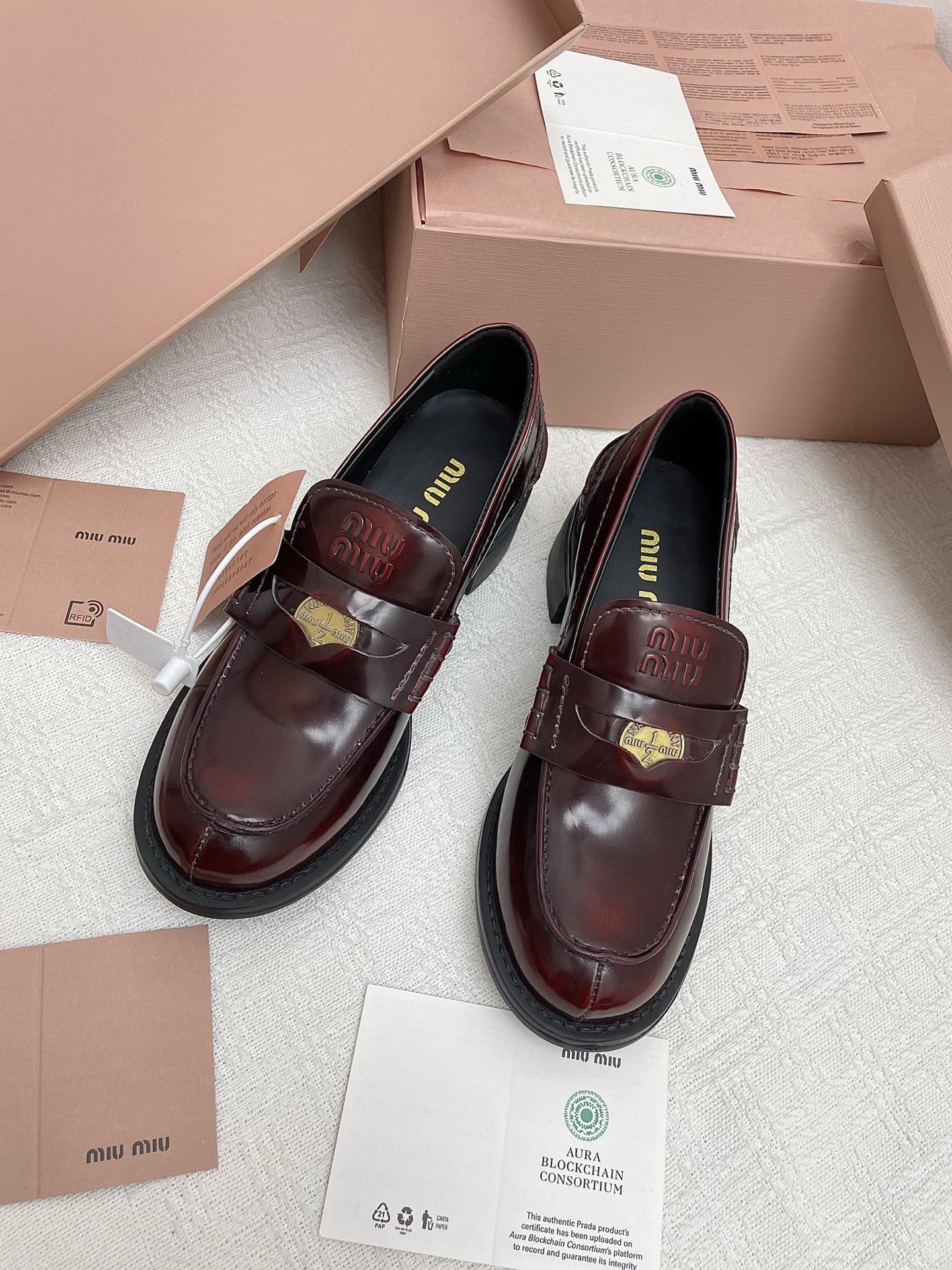 NO:438022,Dongguan Purchase Level #/Miao Miao's new thick and coin loafers. Miu is simply popular this year, different from the classic model!  Increased heel height!  It's super easy to leave with 6CM!  Pull the leg shape to pull the height!  New counter with thick sole, easy to lengthen the legs. Imported beaded beaded cowhide material, sheepskin inner lining, rich design details, all the love-to-beaded beaded beaded cowhide material on the upper beaded beaded / polished cowhide material. Original molded sole heel height 6CM Size35-40 (40 custom made without return or exchange), loafers, miumiu, loafers, cowhide, sheepskin19860909东莞代购级 #/缪缪新款粗跟钱币乐福鞋 今年Miu简直是火爆了 区别于经典款！增加了跟高！粗跟6CM超级好走！拉腿型拉身高！专柜新款厚底加持,轻松拉长腿型 进口开边珠牛皮材质,羊皮内里,设计细节丰富,一整个爱住 鞋面开边珠牛皮/擦色牛皮材质 大底原版开模大底 跟高6CM Size35-40（40定制不退换）,乐福鞋,miumiu,loafers,cowhide,sheepskin,Women's Shoes