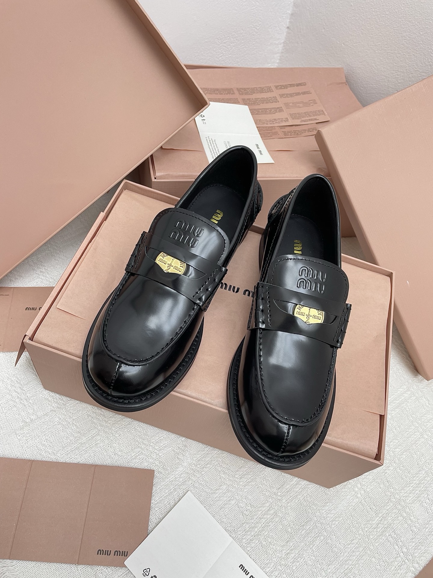 NO:438036,Dongguan purchasing agent grade Miao Miao classic coin loafers. Miao Miao's style is so beautiful. No matter how you wear it, it looks super good. The coin design is very retro and fashionable!  All details of the leather edge are treated with oily edges, original molded rubber outsole!  Original mold opening coin hardware and copper buckle!  Original custom cowhide material of upper, inner lining, sheepskin inner lining, outsole combination, rubber leather edge strip (market currency did not make genuine leather edge strips, the entire outsole is integrated) Size35-39 (40 custom made, no return or exchange), loafers, loafers, cowhide, sheepskin19860909东莞代购级  缪缪经典款钱币乐福鞋 缪缪这一款也太美了吧,无敌搭配怎么穿都超级好看钱币的设计很复古很时尚！ 皮边全部细节油边处理,原版开模橡胶大底！原版开模钱币五金铜扣！ 鞋面原版定制牛皮材质 内里羊皮内里 大底组合大底橡胶真皮沿条（市场通货没有做真皮沿条整个大底都是一体的） Size35-39（40定做不退换）,乐福鞋,loafers,cowhide,sheepskin,Women's Shoes