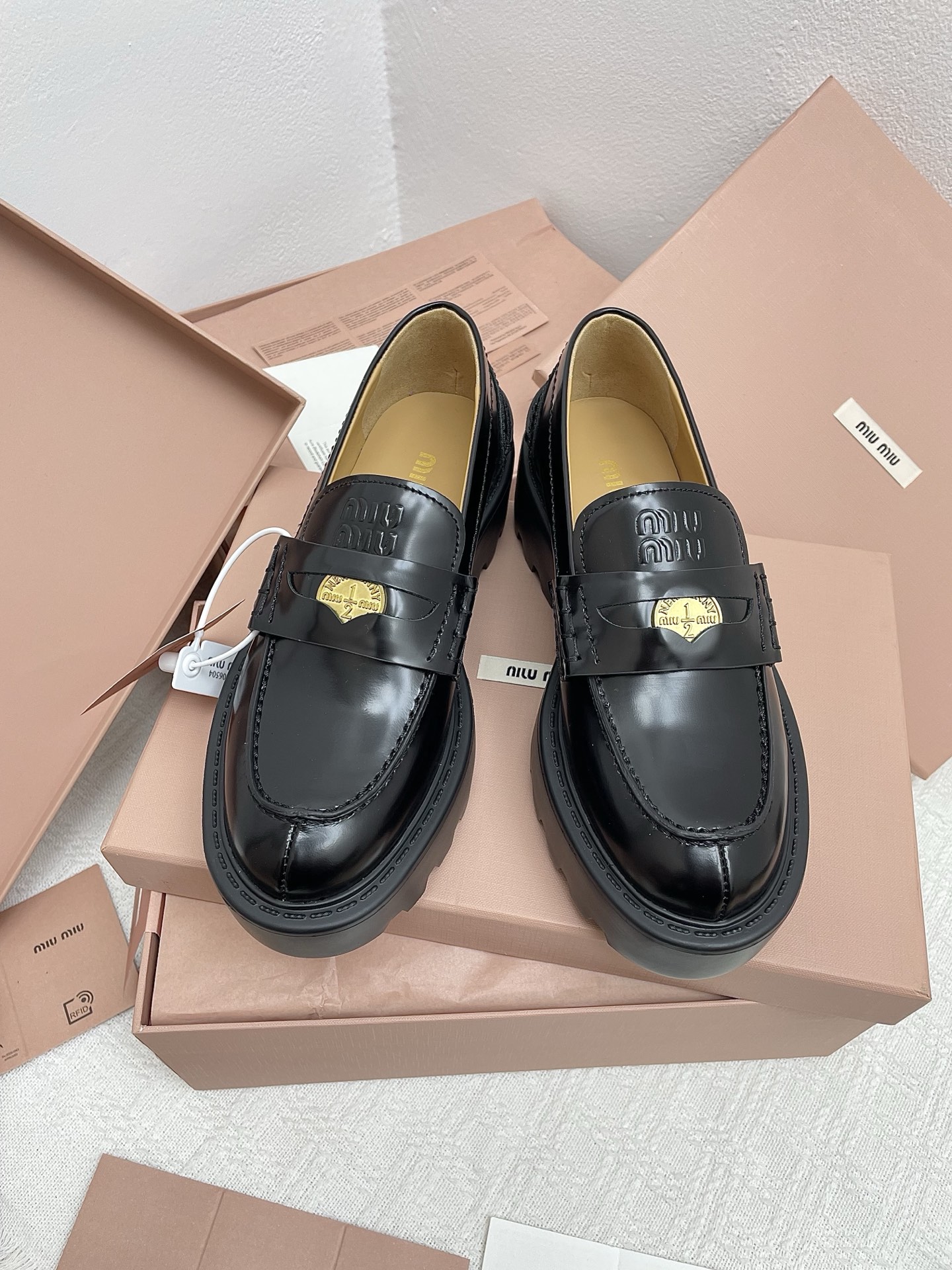 NO:438043,Dongguan Purchase Level #Miao Miao autumn and winter thick-soled gold coin loafers, leg shape and height!  New counter with thick sole, easy to lengthen the legs. Imported beaded beaded cowhide material, sheepskin inner lining, rich design details, love to keep it all. Upper: beaded beaded beaded inner lining: sheepskin Thickness: 4.5cm Outsole IP foam sole, super light Size35-39 (40 custom made without return), loafers, loafers, cowhide, sheepskin19860909东莞代购级 # 缪缪秋冬厚底金币乐福鞋 拉腿型拉身高！专柜新款厚底加持,轻松拉长腿型 进口开边珠牛皮材质,羊皮内里,设计细节丰富,一整个爱住 鞋面:开边珠牛皮 内里:羊皮 厚度:4.5cm 大底ip发泡材质鞋底,超级轻 Size35-39（40定做不退换）,乐福鞋,loafers,cowhide,sheepskin,Women's Shoes