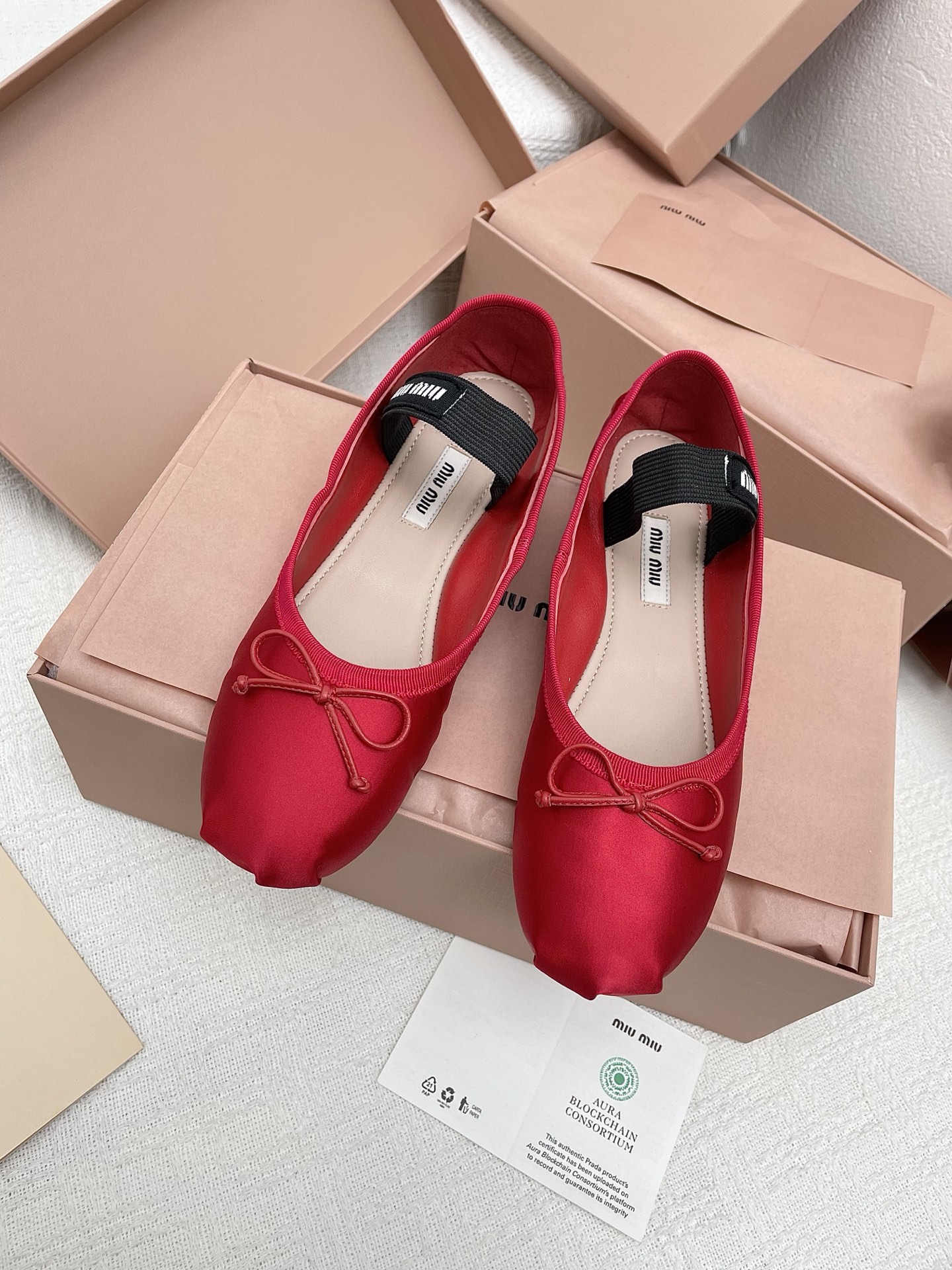 NO:438048,Satin Dongguan purchasing grade Miu Miu Ms. Miu Miu bow decorative satin ballet shoes flat single shoes Original disassembly, 1:1 set of lasts, instantly kill all versions on the market, physical ps drops market currency, Miu is really too girly!  Super soft and glutinous. If you like it, you can rush it!  Upper: silk satin foot pad: sheepskin size 35-39 (40 custom made without return or replacement) imported leather soles, ballet shoes, miumiu, sheepskin, real silk19860909缎面东莞代购级Miu Miu 缪缪女士蝴蝶结装饰缎面芭蕾舞鞋平底单鞋 原版拆解,1:1套楦打造,秒杀市面一切版本,实物ps掉市场通货,Miu真的太少女啦！超级软糯 喜欢可以冲了！ 鞋面:真丝缎面 垫脚:羊皮 码数35-39（40定制不退不换）鞋底进口真皮鞋底,芭蕾舞鞋,miumiu,sheepskin,real silk,Women's Shoes