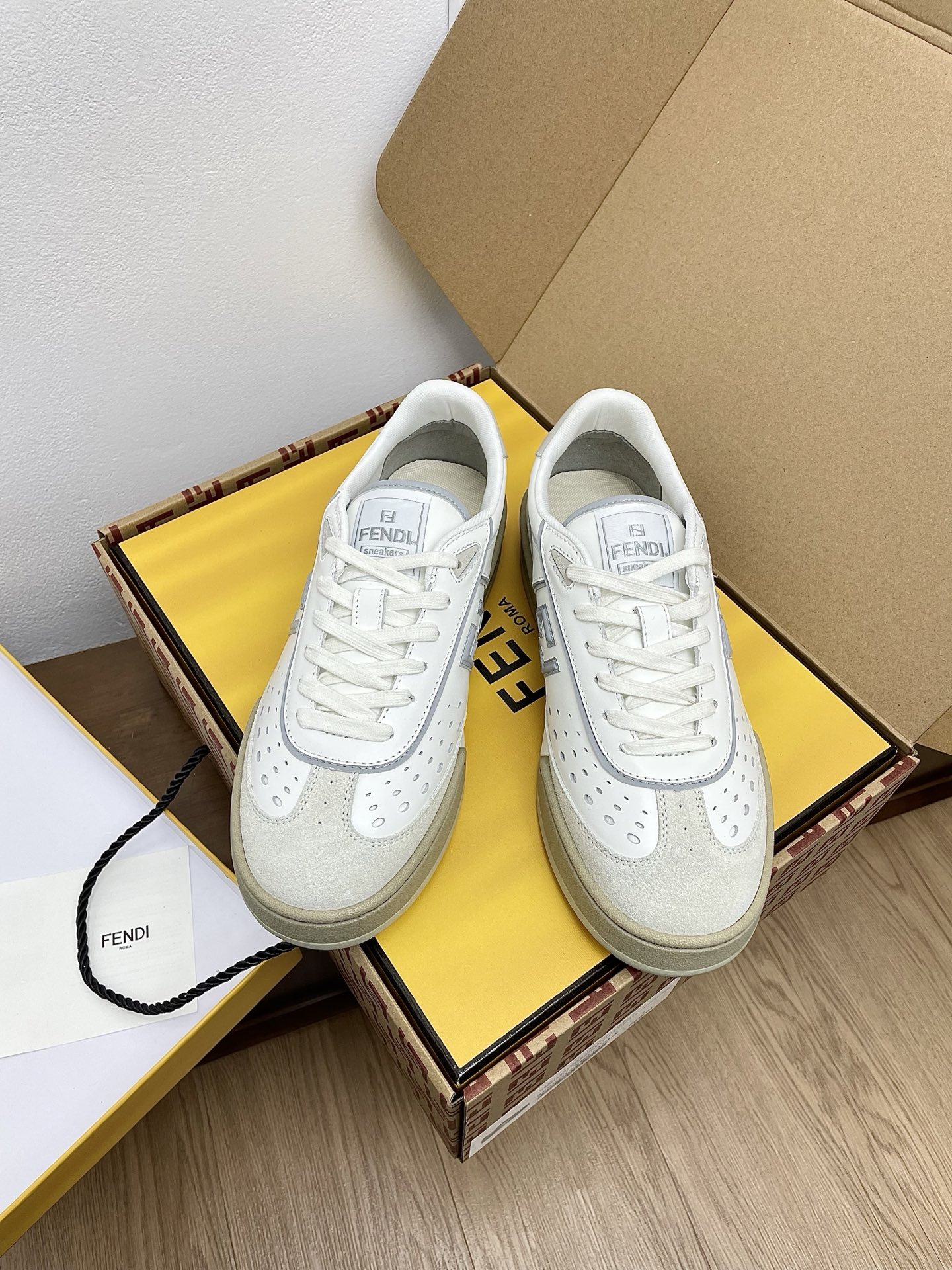NO:277389,【FEND】 Couple model Size: Women's 35-40. (Female 41 customized) Men's 39-44 (Male 45 customized) 2025 Fendi Couple model top-level purchase grade Fendi Fendi match series Couple model Film casual sports shoes Board shoes Original purchase and development Made this FENDI Match lace-up sneakers. The upper is decorated with small perforated. White leather material with beige suede material details. Match green leather FF decals. Rubber sole with FENDI on the side. Combined with the exquisite packaging of the counter. Original custom-made imported head layer cowhide. The inner imported customized breathable net. Sole original open mold TPU two-color combination sole. Sole thickness 3CM, fendi, fendi, sneakers, cowhide19860909【FEND】 情侣款Size:女款35-40.（女41定做）男款39-44(男45定做 ) 2025芬迪情侣款顶级版本代购级Fendi芬迪match系列 情侣款 胶片 休闲 运动鞋 板鞋 原版购入开发 做货 这款FENDI Match系带运动鞋.鞋面饰有小穿孔.白色皮革材质,带米色绒面材质细节.抹茶绿皮革FF贴花.橡胶鞋底,侧面带FENDI字样 配合送专柜精美包装 面料原版定制进口头层牛皮 内里进口定制透气网里 鞋底原版开模TPU双色组合底 底厚3CM,,fendi,fendi,sneakers,cowhide,Men's shoes