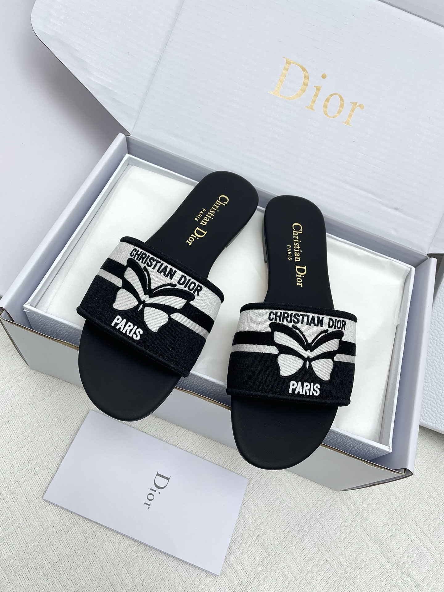 NO:780595,Flat thick heel (packed in box) Purchasing level / Dior new spring and summer letter embroidered slippers A high-looking holiday slipper, every girl must have it in the summer, comfortable on the feet, slimmer and longer legs. Every color is very beautiful, no pressure to wear (exclusive customized three-dimensional embroidered letter counter outsole is different from the market product) Upper: Feiwei Heavy Industry three-dimensional embroidery, invincible texture, inner sheepskin foot pad, exclusive custom-made Italian genuine leather frosted outsole Size35-39 (40.41.42 customization is not returnable), slippers, dior, slippers, sheepskin19860909平底粗跟(盒包装)代购级 / 迪奥春夏新品字母刺绣拖鞋 一款高颜值度假拖 ,每个女生夏天都必须拥有,上脚舒适 更显瘦显腿长 每个颜色都非常好看 穿搭无压力（独家定制立体刺绣字母专柜大底区别市场货） 鞋面:飞织重工立体刺绣 质感无敌 內里羊皮垫脚 大底独家定制意大利真皮磨砂大底 Size35-39（40.41.42定制不退换）,拖鞋,dior,slippers,sheepskin,Women's Shoes