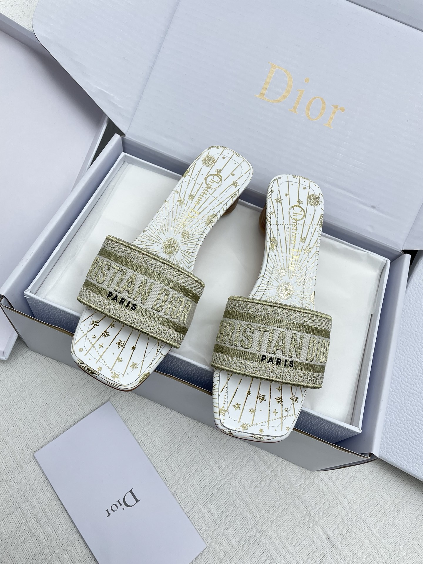 NO:780613,(Box of 10) Purchasing level / Dior new spring and summer letter embroidered slippers A high-looking holiday slipper, every girl must have it in the summer, comfortable on the feet, slimmer and longer legs, every color is very good-looking, no pressure to wear (exclusive customized three-dimensional embroidered letter counter outsole is different from market products) Upper: Feiwei Heavy Industry three-dimensional embroidery, invincible texture, inner sheepskin foot pads, exclusive custom-made Italian genuine leather frosted outsole Size35-39 (40.41.42 customization is not returnable), slippers, dior, slippers, sheepskin19860909(盒包装10)代购级 / 迪奥春夏新品字母刺绣拖鞋 一款高颜值度假拖 ,每个女生夏天都必须拥有,上脚舒适 更显瘦显腿长 每个颜色都非常好看 穿搭无压力（独家定制立体刺绣字母专柜大底区别市场货） 鞋面:飞织重工立体刺绣 质感无敌 內里羊皮垫脚 大底独家定制意大利真皮磨砂大底 Size35-39（40.41.42定制不退换）,拖鞋,dior,slippers,sheepskin,Women's Shoes
