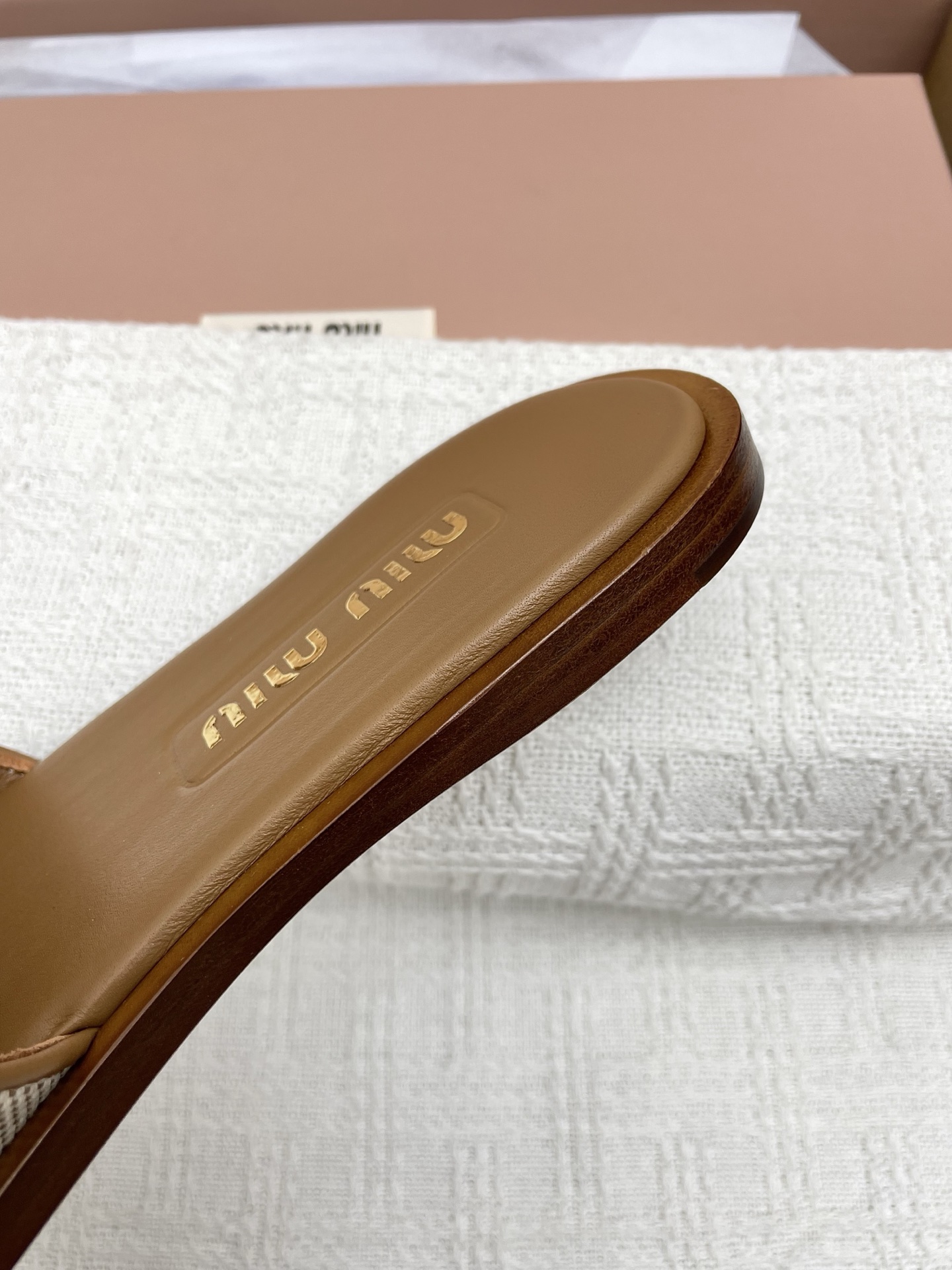 NO:438027,Large factory craftsmanship, no glue, the letters toe are also positioned and will not be crooked, original consistent labels, slippers, slippers19860909大厂工艺,没有胶水,鞋头字母也是经过定位的不会歪歪扭扭,原版一致标签,拖鞋,slippers,Women's Shoes