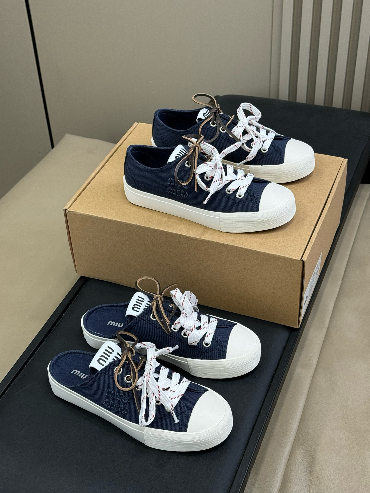 NO:437973,(airplane box version, half-tug single shoe boots price) Purchase grade miumiu 25 latest catwalk color-blocking canvas shoes. Classic upgrade. Comfort and fashionable coexist. Classic black and white style versatile soft sole soft design. Good breathability, it looks good whenever you wear it. Design and matching with different styles. Original custom fabric upper lining: original custom sheepskin lining, original mold opening and non-slip sole Shoe size: 35-40 (40 custom made without return and exchange), casual shoes/sports shoes, miumiu, boots, sneakers, sheepskin19860909(飞机盒版本,半拖单鞋靴子一个价格)代购级miumiu25年最新走秀款拼色帆布鞋 经典升级 舒适度与时髦度并存经典黑白款百搭软底软面设计♀透气性好,随便怎么穿都好看,设计搭配不同风格需求 鞋面原版定制布 内里: 原版定制羊皮内里 大底原版开模防滑大底 鞋码: 35-40(40定做不退换),休闲鞋/运动鞋,miumiu,boots,sneakers,sheepskin,Women's Shoes