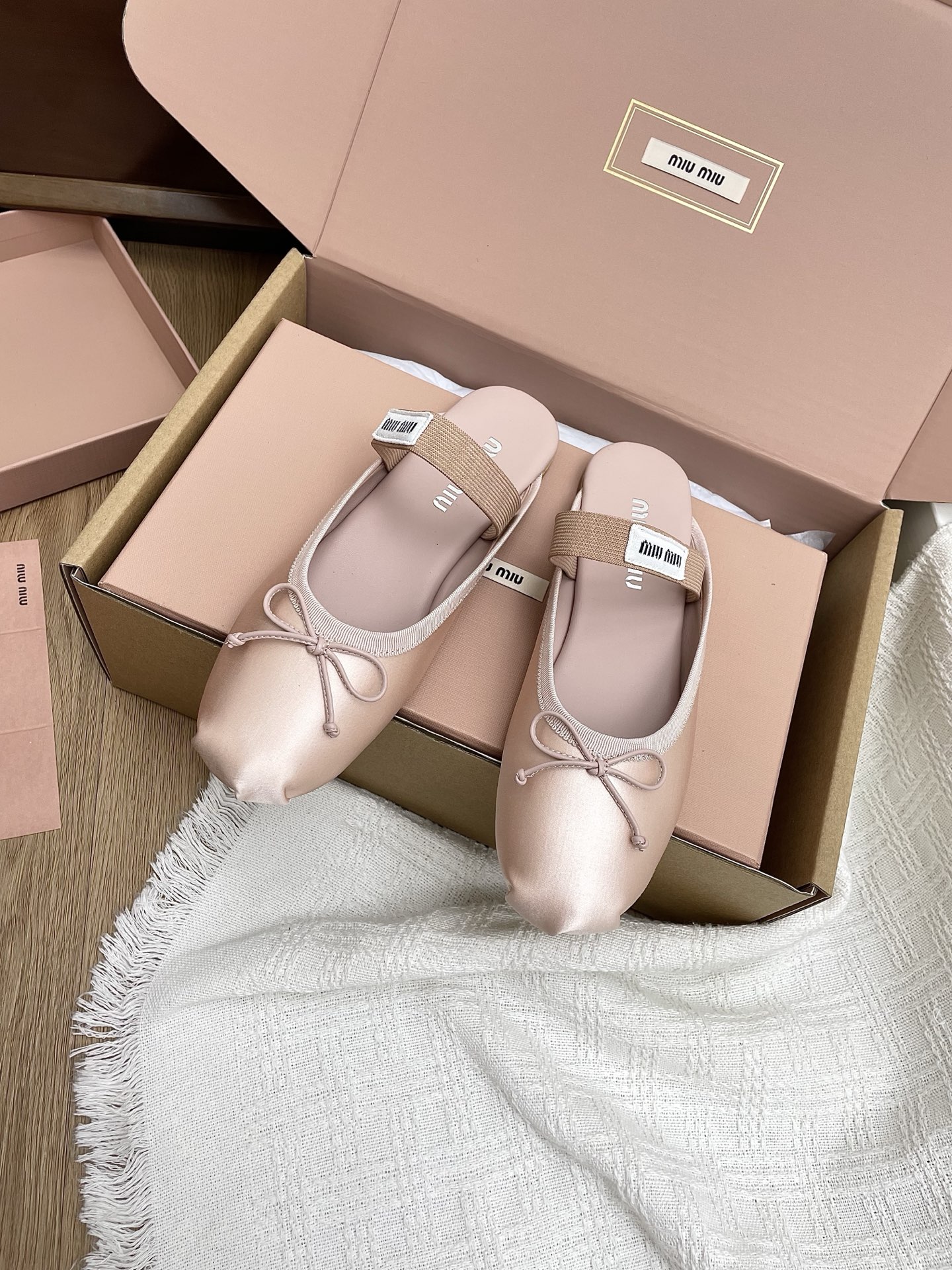 NO:438034,Satin leather (airplane box 10) Dongguan purchasing grade Miu Miu Ms. Ms. Miu Miu bow decorative satin ballet shoes flat shoes Original disassembly, 1:1 set of lasts, instantly kill all versions on the market, physical ps drops market currency, Miu is really too girly!  Super soft and glutinous. If you like it, you can rush it!  Upper: silk satin foot pad: sheepskin size 35-39 (40 custom made without return or replacement) imported leather soles, ballet shoes, miumiu, sheepskin, real silk19860909缎面皮面(飞机盒10）东莞代购级Miu Miu 缪缪女士蝴蝶结装饰缎面芭蕾舞鞋平底单鞋 原版拆解,1:1套楦打造,秒杀市面一切版本,实物ps掉市场通货,Miu真的太少女啦！超级软糯 喜欢可以冲了！ 鞋面:真丝缎面 垫脚:羊皮 码数35-39（40定制不退不换）鞋底进口真皮鞋底,芭蕾舞鞋,miumiu,sheepskin,real silk,Women's Shoes