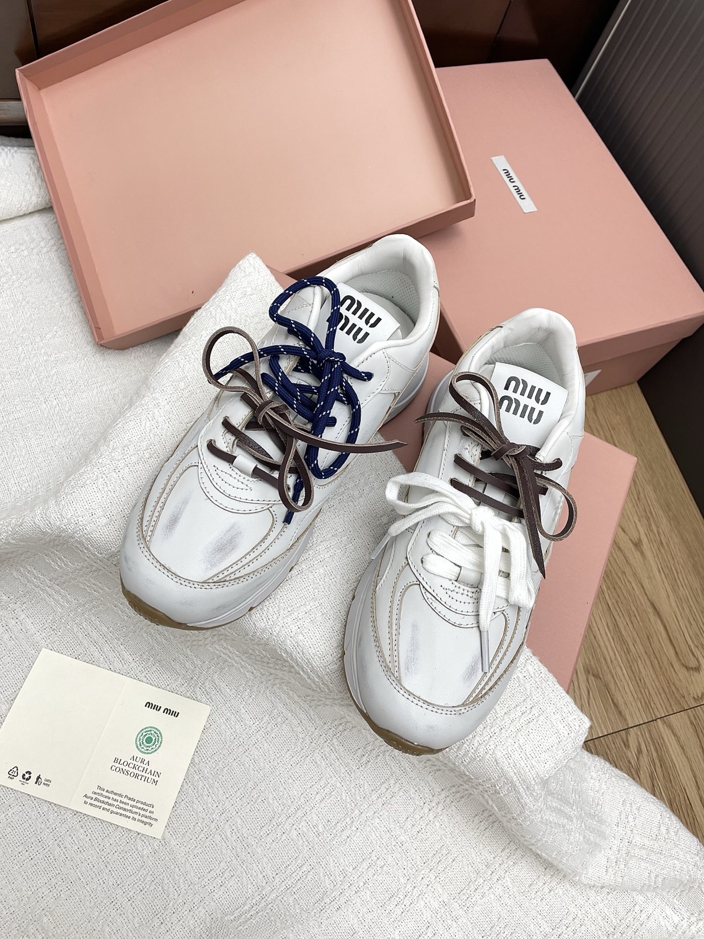 NO:438025,Miu Miu 25ss Miu Miu Spring and Summer new dad shoes are popular in the American campus. The overall shoe shape is smooth and delicate, not heavy at all, can completely expose the ankles, and the leg lines are good proportions, retro and fashionable. The overall shoe shape is smooth and delicate, not heavy at all, can completely expose the ankles, and the leg lines are good proportions. The imported cowhide color of fabric (every pair is unique) cow velvet inner lining sheepskin sole rubber combination is large and low Size#35-40 (40 custom made without return or exchange), casual shoes/sports shoes, miumiu, sneakers, cowhide, sheepskin19860909Miu Miu 25ss 缪缪春夏新款老爹鞋增高厚底休闲运动鞋 风行美国校园.整体鞋型圆滑秀气,一点不笨重,可以完全露出脚踝处,称得腿部线条比例较好,复古又时髦 整体鞋型圆滑秀气,一点不笨重,可以完全露出脚踝处,称得腿部线条比例较好. 面料进口牛皮擦色(每一双都独一无二)牛反绒 内里羊皮里 鞋底橡胶组合大低 Size#35-40（40订做不退换）,休闲鞋/运动鞋,miumiu,sneakers,cowhide,sheepskin,Women's Shoes