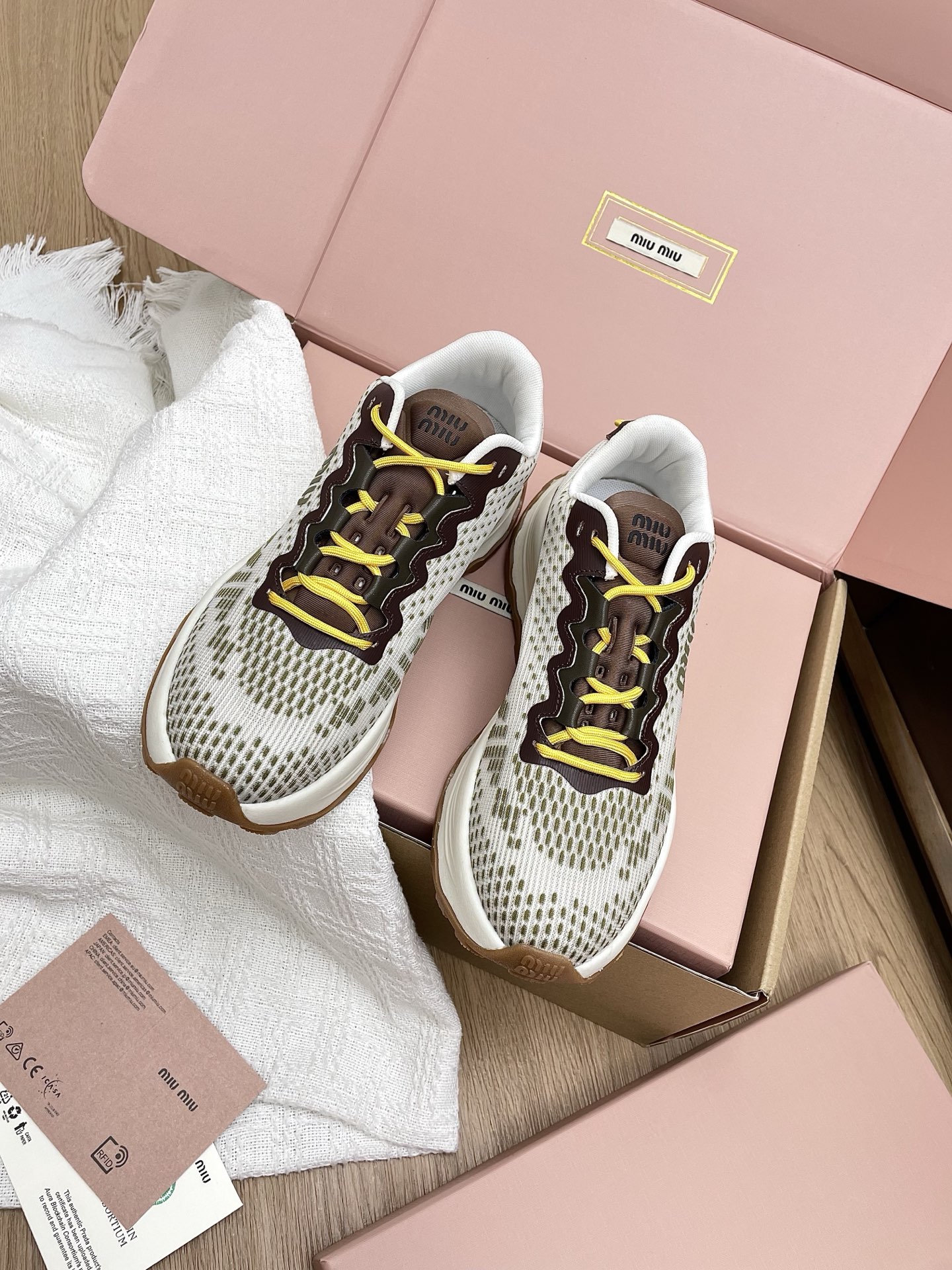 NO:438032,Couple model miu miu miu 25ss new high-rise thick-soled casual sneakers. Fashionable, easy to match with feet very comfortable, retro and fashionable, beautiful and simple sports shoes design. Upper: Technology cloth inner lining: mesh cloth inner lining + latex insole. Outsole: original open mold rubber foam sole. Size 35-40 for women (customized for women 40) men's size 39-44, casual shoes/sports shoes, miumiu, sneakers19860909情侣款 miu miu 谬谬25ss新款增高厚底休闲运动鞋 时尚,随意搭配上脚非常舒适,复古又时髦上脚美炸了简约的运动板鞋设计 鞋面:科技布 内里:网布内里+乳胶鞋垫 大底:原版开模橡胶发泡大底 码数女35-40（女40定做)男码39-44,休闲鞋/运动鞋,miumiu,sneakers,Women's Shoes