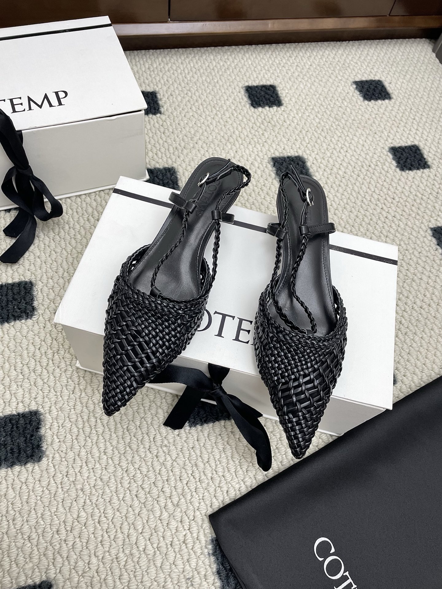 NO:438639,COTEMP 55ss Spring and summer new style pointed toe knit kitten heel bag sandals single shoes COTEMP pointed toe sheepskin hand-woven shoe series, combining thin and narrow pointed toe shoe shape with V-shaped hollow straps to present elegant lines in the instep and extend the lines of the leg. The upper and straps of all sheepskin are hand-woven to softly fit the foot, and irregular weaving techniques are interwoven to create a delicate texture with sparse and density changes. Paired with a light and compact conical heel, it shows an elegant and neat feminine temperament. This series has 3 low-saturation retro colors, 3cm low heels, meeting the needs of daily and important occasions. Heel height: 3cm Fabric: Imported soft sheepskin/hand-woven foot pad: Imported sheepskin Outsole: Italian imported leather outsole Size:  35-41 (40 41 custom made without return), sandals, sandals, sheepskin, Leather soles19860909COTEMP 55ss 春夏新款 尖头 编织 小猫跟 包头 凉鞋 单鞋 COTEMP 尖头羊皮手工编织鞋系列,将细窄尖头鞋型与V形镂空绑带结合,呈现脚背优雅线条,延长修饰腿部线条. 采用全羊皮手工编织的鞋面及绑带,柔软贴合脚面,不规则编织技法交织打造出疏密变化的细腻纹理.搭配轻盈小巧的锥形跟,展现优雅利落的女性气质. 该系列共3种低饱和度复古配色,3cm 低矮跟,满足日常及重要场合穿搭需求. 跟高: 3cm 面料: 进口柔软羊皮/手工编织 垫脚: 进口羊皮 大底: 意大利进口真皮大底 Size: 35-41（40 41定做不退换）,凉鞋,sandals,sheepskin,Leather soles,Women's Shoes