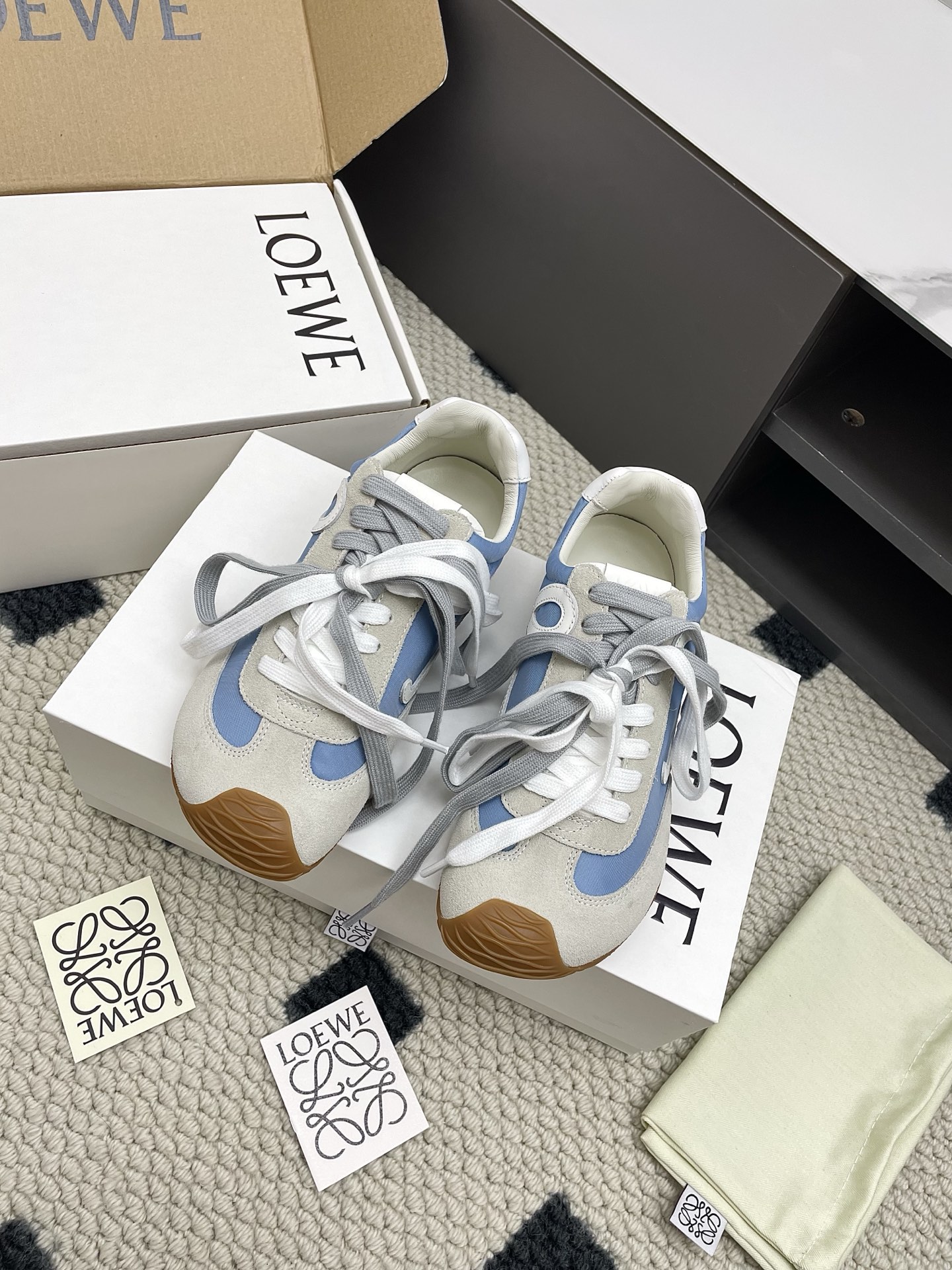 NO:438060,(10 buttons) Purchase grade LOEWE 2025 Early Spring Ballet Runner 2.0 Ballet Sports Shoes Forrest Gump Shoes De Training Shoes Asymmetric toe styling, as the original LOEWE BALLET RUNNER2.0 LoEWE iconic design, super soft, light and flexible sole · New wavy textured rubber outsole, extending to the toe · Upgraded soft leather lining and footbed for maximum comfort · The heel has a 3D injection-molded rubber LOEWE logo, paired with the upgraded sole, giving this shoe a retro and elegant interpretation, and incorporates a modern feel and LOEWE unique style Fabric nylon/suede and soft cowhide/suede Soft cowhide lining in the inner Sole ZP open-molded large sole ZP open-molded large sole  Size 35-44 (Female 40 · Men 45 custom made without return), casual shoes/sports shoes, loewe, loewe, sneakers, cowhide19860909(扣子10）代购级LOEWE罗意威2025早春Ballet Runner 2.0芭蕾运动鞋阿甘鞋德训鞋 不对称鞋头造型,作为LOEWE原版BALLET RUNNER2.0罗意威的标志性设计,超柔软、轻便且灵活的鞋底 ·新的波浪纹理橡胶外底,延伸至鞋头 ·升级的柔软皮革内衬和鞋床,提供最大舒适感 ·后跟有3D注塑橡胶LOEWE徽标基础上,搭配升级的鞋底,赋予这款鞋复古优雅的诠释,并融入了现代感和LOEWE罗意威独特的风格 面料尼龙/绒面革和柔软牛皮革/绒面革 内里柔软牛皮里 大底ZP开模大底 码数35-44（女40·男45订做不退换）,休闲鞋/运动鞋,loewe,loewe,sneakers,cowhide,Women's Shoes