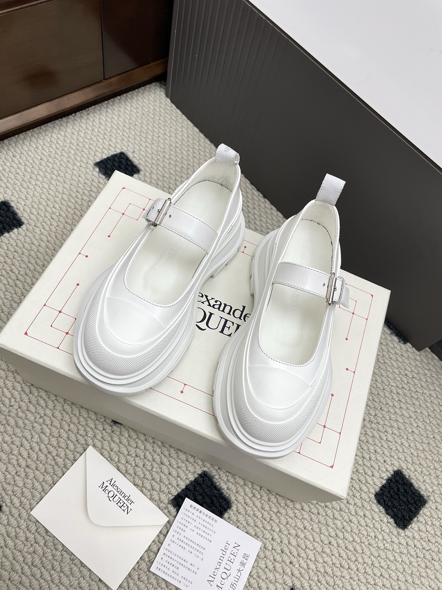 NO:438008,Leather, cloth, top version. #Alexander McQueen #Thick-soled Mary Jane Shoes McQueen's shoes were popular as soon as they came out. You should know that McQueen has released many styles. This is the only one that can truly surpass the white shoes. It can be seen that another classic 'golden classic' product appears. The official has repeatedly revised the final version. Only we have it. The foot feels more comfortable. Upper fabrics are all Shangang custom fabrics that are super textured. Upper: pure cotton canvas. Lambskin + lambskin footbed. Outsole: double-layer tpu outsole. Size: 35-44 (for women 40 custom-made, no return or exchange), casual shoes/sports shoes, alexander mcqueen, mary jane, sneakers, sheepskin19860909皮面 布面 顶级版本.#亚历山麦昆#厚底玛丽珍鞋 麦昆这鞋款一出来就爆了 要知道麦昆出这多款式 真正销量能够超越小白鞋的就这款鞋子 可见又一款经典“金典”货出现 而官家的一而再三的改版 最终确定版 只有我们才有哦 脚感更加舒服 鞋面布料 这种都是山冈定制布料超级有质感  鞋面:纯棉粗帆布 内里小羊皮+小羊皮垫脚  大底:双层tpu大底 码数:35-44 (女40定做不退换),休闲鞋/运动鞋,alexander mcqueen,mary jane,sneakers,sheepskin,Women's Shoes