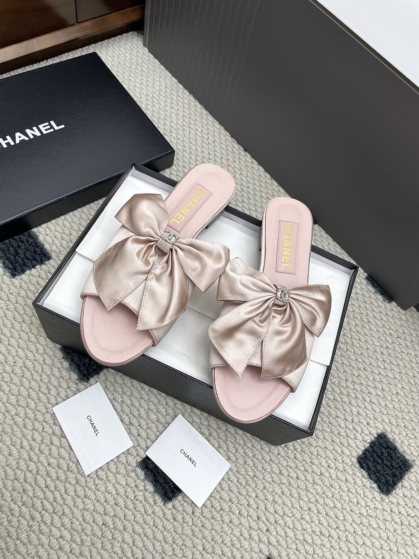 NO:438051,Chanel Xiaoxiang 25/A spring and summer new bow decorative flat slippers. Counter quality. One of the must-have classics that you must buy every year!  Design More highlight and taste~ All materials are customized according to the original version!  Purchase genuine products to develop. Universal and versatile artifact, summer beach, durable model. Fabric sheepskin/silk imported sheepskin outsole imported from Italy. Size 35-40 (customized for 40, 41), slippers, chanel, slippers, sheepskin, real silk, Leather soles19860909chanel小香25/A春夏新款蝴蝶结装饰平底拖鞋 专柜品质 每年必入的经典款之一！设计 更加彰显和品味～所有材质都根据原版定制！购入正品开发.万能百搭神器,夏日沙滩,耐造款. 面料 羊皮/真丝 内里进口羊皮 大底意大利进口真皮大底 码数35-40（40、41定做）,拖鞋,chanel,slippers,sheepskin,real silk,Leather soles,Women's Shoes