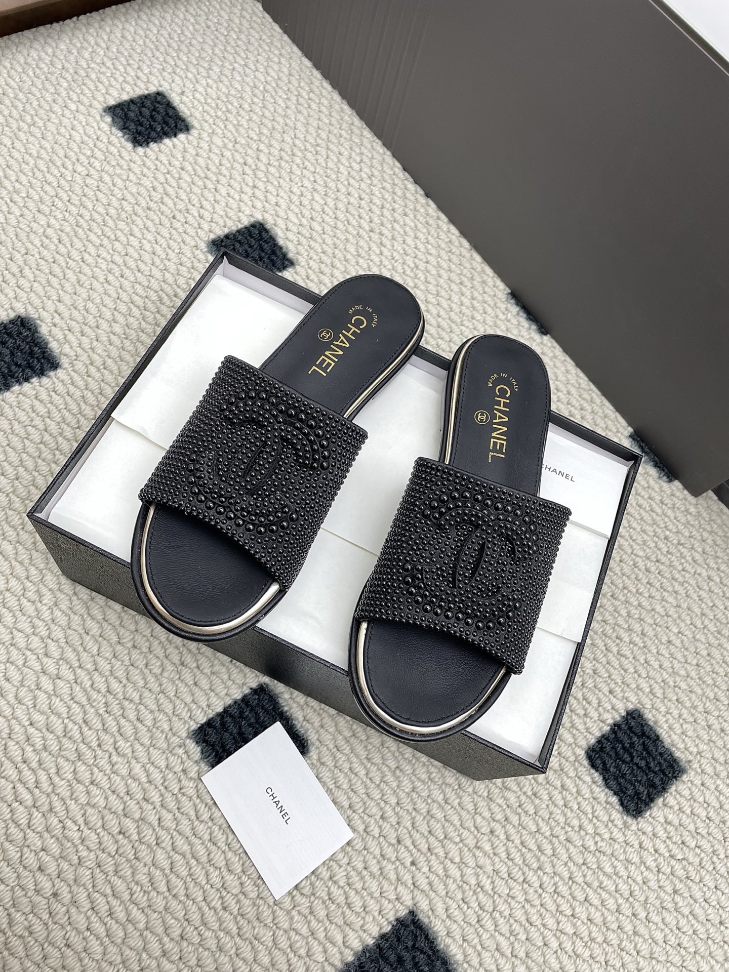 NO:438058,Chanel Xiaoxiang 25/A spring and summer new double C flat-soled pearl slippers, counter quality, one of the must-have classics every year!  Design More highlight and taste~ All materials are customized according to the original version!  Purchase genuine products to develop. Universal and versatile artifact, summer beach, durable model. Imported sheepskin inside, imported from the inner lining, imported from Italy, size 35-40 (customized for 40, 41), slippers, chanel, slippers, sheepskin, Leather soles19860909chanel小香25/A春夏新款双C平底珍珠拖鞋 专柜品质 每年必入的经典款之一！设计 更加彰显和品味～所有材质都根据原版定制！购入正品开发.万能百搭神器,夏日沙滩,耐造款. 内里进口羊皮 大底意大利进口真皮大底 码数35-40（40、41定做）,拖鞋,chanel,slippers,sheepskin,Leather soles,Women's Shoes