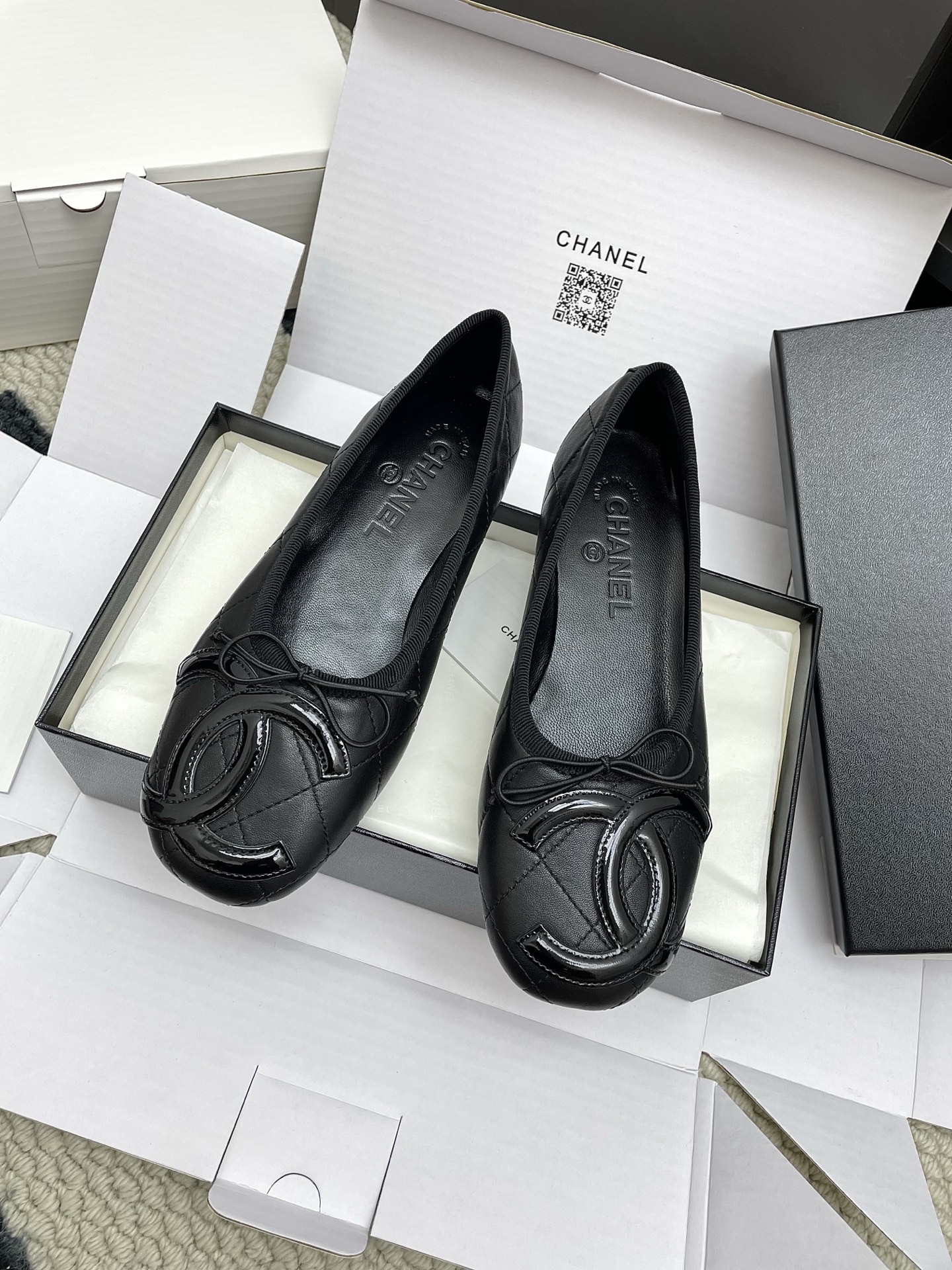 NO:438067,Chanel Xiaoxiang Middle-aged Large CC Ballet Shoes Purchase Quality ~ No pressure in and out, Double CC, Snorkeling, Striking and fashionable/Fashionable/unique and charming, Invincible and comfortable to wear, Great~Good~Good~Good~Good~Skirts, Trousers, Invincible versatile~Salts or sweet~Great high-end, You can choose different market currency~High quality is absolutely different. Mixed-bred sheepskin upper inner sheepskin, large sole original open mold transparent sole Size 35-40 (40 customized), single shoes, chanel, skirts, sheepskin19860909莞产 Chanel小香中古大CC 芭蕾舞鞋 代购品质～出入无压力超大双CC  吸晴醒目洋气/时髦/独特又迷人 上脚无敌舒服 棒棒棒～好穿好搭～裙装、裤装、无敌百搭～可盐可甜～巨高级 任你挑 区别市场通货～高品质绝对完全不一样 鞋面混种羊皮 内里羊皮 大底原版开模透明底 码数35-40（40定做）,单鞋,chanel,skirts,sheepskin,Women's Shoes