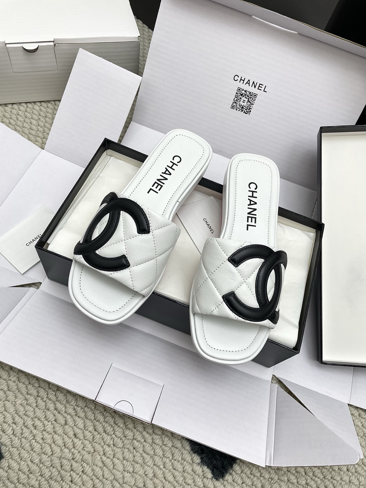 NO:438046,Guan goods Chanel25ss summer mid-old Kangpeng series one-strip slippers summer slippers are coming. I haven't seen such perfect and practical slippers for a long time. They cover the toes perfectly, making the feet full of mystery. The most important thing is that the anti-slip TPU sole is really easy to use. You don't have to worry about slipping when you step on the wet floor. A pair of fashionable and retro slippers can't tell you at all. It's the slipper on my heart. I must keep it myself. I bought the mid-old style from Japan half a year ago and started research and development. The very popular big pair of C design, the handmade car line is very time-consuming and labor-intensive. The rose-red sole makes you reveal the highlights inadvertently. Retro is a classic, and the rich C flavor is always circulated. The fabric is imported mixed lambskin, the inner small goatskin, the insole, the full grain cowhide, the midsole, the exclusive mold opening PU midsole, the outsole, the exclusive mold opening Tpu sole  Size35-40 (40 custom made without return or exchange), slippers, chanel, slippers, cowhide, sheepskin19860909莞货 Chanel25ss夏季中古款康鹏系列一字带拖鞋 夏日拖鞋款来袭,好久没见到这么完美实用的拖鞋了,完美得覆盖脚趾,让脚充满神秘感,最主要的是防滑TPU大底真的太好用了,踩湿哒哒的地板也完全不怕滑倒,一双时髦复古的拖鞋,完全挑不出毛病,是我心尖上的拖鞋,必定自留 半年前就从日本购买中古款入手专致研究开发 非常火的大双C设计,手工车线非常耗时耗力,玫红色大底让你不经意露出亮点,复古就是经典,浓郁C味永久流传 面料进口混种小羊皮 内里小山羊皮 鞋垫水台全粒面牛皮 中底独家开模PU中底 大底独家开模Tpu鞋底 Size35-40（40订做不退换）,拖鞋,chanel,slippers,cowhide,sheepskin,Women's Shoes