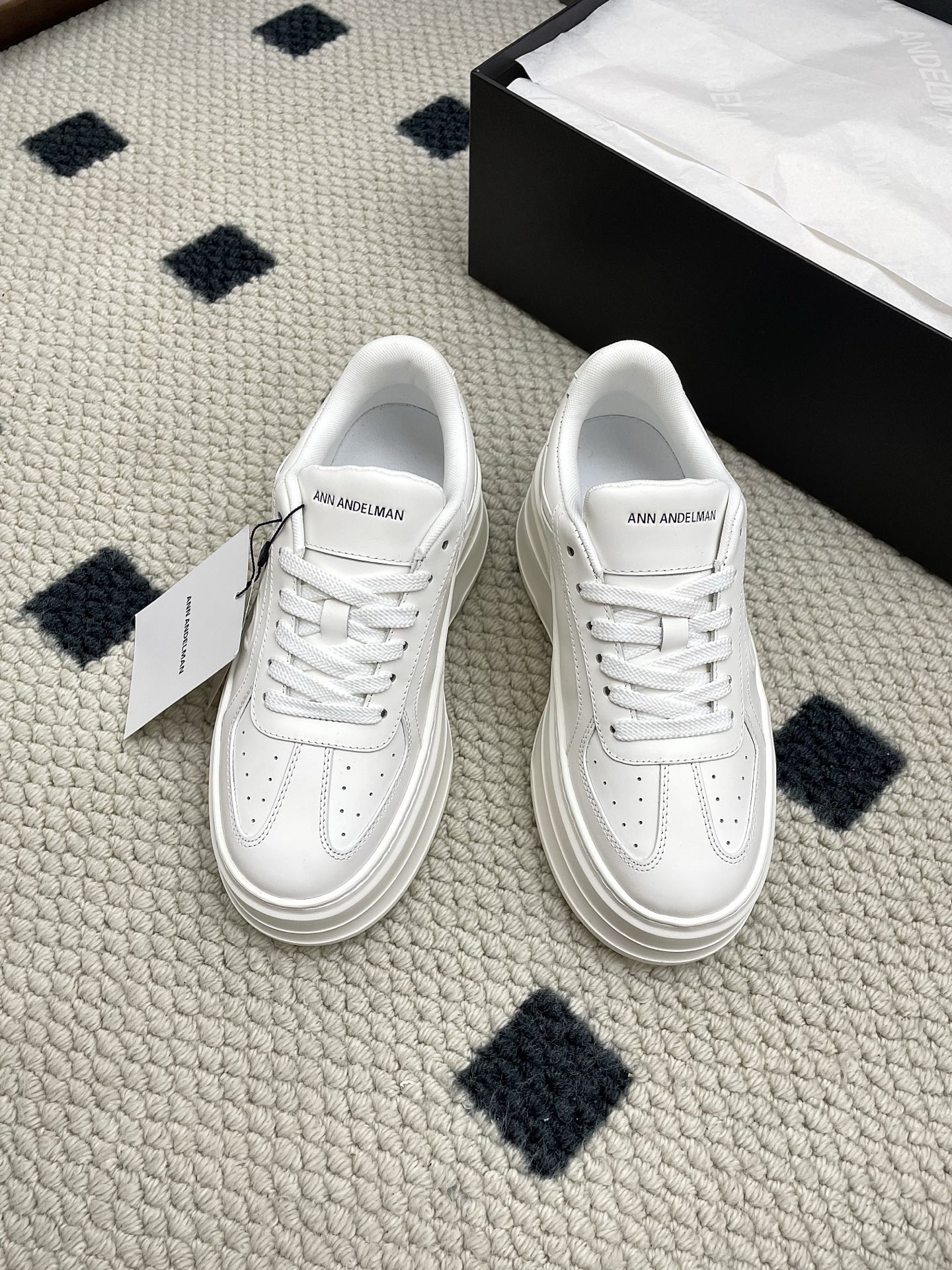 NO:437980,Annandelman25ss new high-rise thick-soled white shoes!  Casual sports shoes are really easy to wear and very easy to match. The upper is delicate and soft high-quality cowhide, with the leather full of oily edges, full texture, light and durable and resistant to fabrication, and it is clean when rubbed, and is not afraid of being dirty at all. The sole up to 6cm thick has a great height-enhancing effect. It doesn't look bulky and light when worn. It quietly stretches the lines of the legs, and the small one instantly has a long legs, and the sole is light and does not tiring to walk. The design is simple and fashionable, the shoe body lines are smooth, and the exquisite logo is full of high-end feeling. Whether it is matched with jeans, short skirts, or sports pants, it can be perfectly adapted and easily creates different styles. When wearing it, you will be the most beautiful boy on the street!  Upper: Imported top layer cowhide Inner: Breathable mesh Outsole: Foaming lightweight outsole Sole Thickness: 6cm Size: 35-40 (40 custom made without return or exchange), Casual shoes/sports shoes, sneakers, skirts, jeans, cowhide19860909Annandelman25ss新款增高厚底小白鞋！休闲运动鞋 它真的太好穿,太好搭了.鞋面是细腻柔软的优质头层牛皮,皮料全油边,质感拉满,轻便耐穿又抗造,平时擦擦就干净,完全不怕弄脏.厚达6cm的鞋底,增高效果绝绝子,穿上不显笨重又很轻快,悄咪咪拉长腿部线条,小个子瞬间拥有大长腿既视感,而且鞋底轻盈,走路不累脚. 设计上简约又不失时髦,鞋身线条流畅,搭配精致的logo,高级感十足.无论是搭配牛仔裤、短裙,还是运动裤,它都能完美适配,轻松打造出不同风格.穿上它,你就是街头最靓的仔！ 鞋面:进口头层牛皮 内里:透气网布 大底:发泡轻质大底 底厚:6cm 码数:35-40(40定做不退换),休闲鞋/运动鞋,sneakers,skirts,jeans,cowhide,Women's Shoes