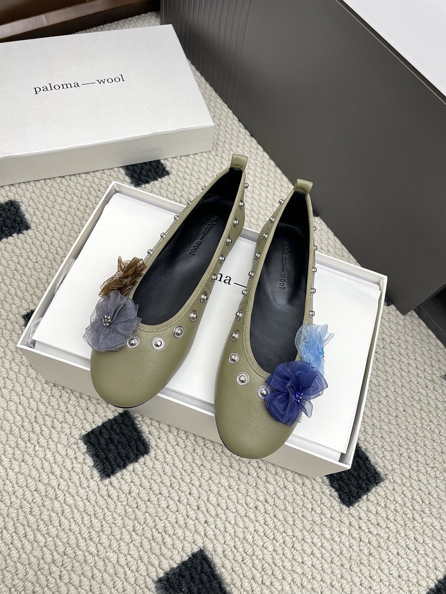 NO:438648,Niche brand Paloma-wool Spring and summer new flower ballet shoes rivet flat single shoes. Super beautiful, ballet shoes born for flowers, can be matched DIY. This shoe design is also very thoughtful. Three different types of shoe flowers can be inlaid around the shoes to easily create different shapes!  Cowhide upper, inner foot pad sheepskin, open molded rubber sole Size35-39 (40.41 custom made without return), single shoes, cowhide, sheepskin19860909小众品牌 Paloma-wool 春夏新款花朵芭蕾舞鞋铆钉平底单鞋 超级漂亮,为花而生的芭蕾鞋,可DIY搭配.这款鞋设计也很有小心思,鞋子四周可随意镶嵌三种不同类型的鞋花,轻松打造不同造型！ 鞋面牛皮 内里垫脚羊皮 鞋底开模橡胶大底 Size35-39（40.41定做不退换）,单鞋,cowhide,sheepskin,Women's Shoes