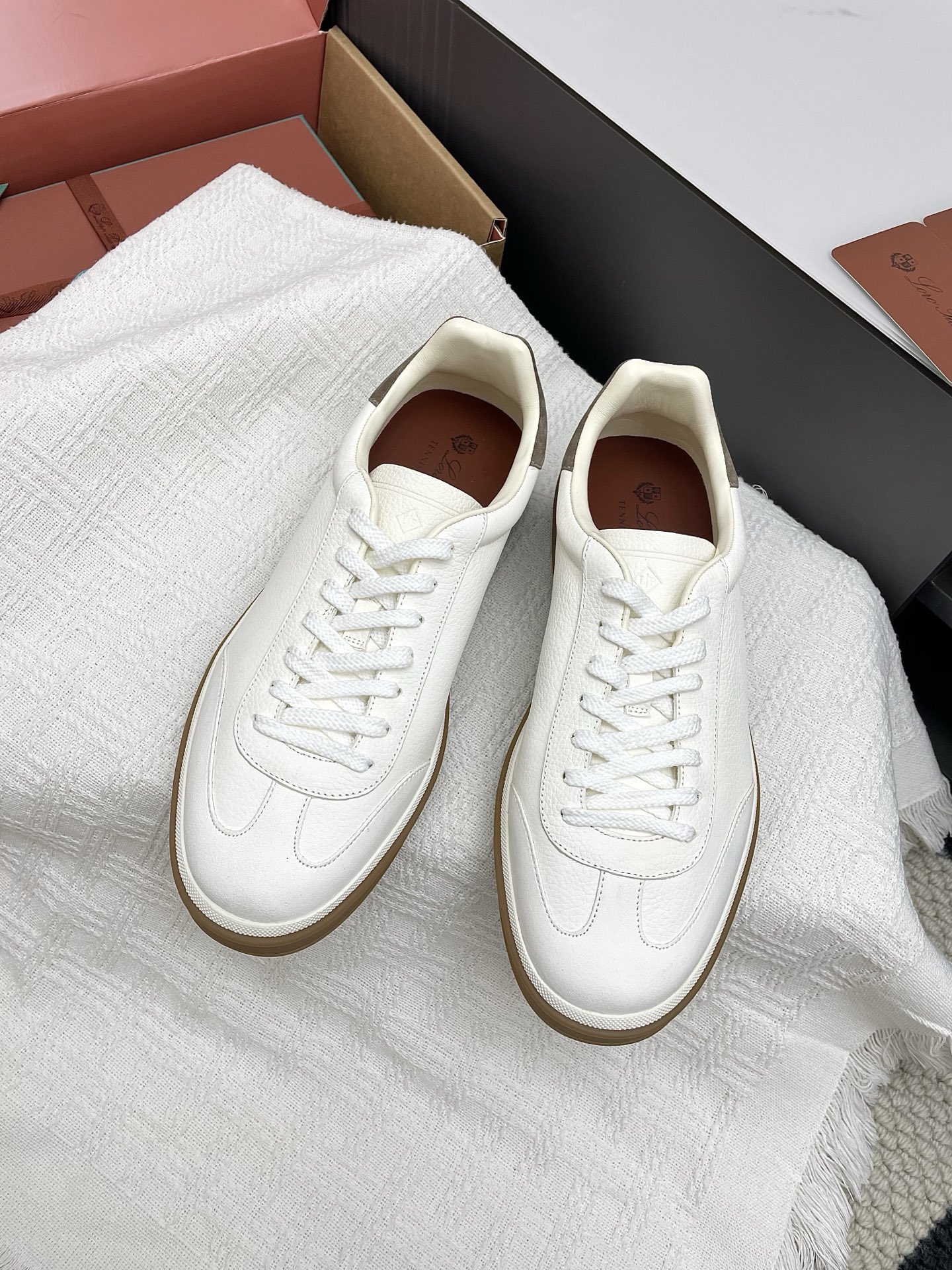 NO:445719,Men's (20 tote bag side) Dongfang goods Loro Piana Tennis walk series LP training shoes Casual sports shoes Board shoes Original purchase and development Made goods, suitable for wearing all year round. The edged sole creates a relaxed and charming color combination, harmoniously integrating functionality with low-key personality style. Create an ideal shoe choice for urban clothing. The heel is decorated with Kummel color insert soft calfskin tongue, imprinted LP logo cotton lace upper, cow section layer suede sole Rubber lining calfskin exquisite packaging for delivery counter Original custom-made top layer beef slimming inner sheepskin lining Outsole original open mold anti-slip rubber material Sole 3CM Size39-45 45 Customized, casual shoes/sports shoes, loro pigana, loro  piana, sneakers, cowhide, sheepskin19860909男款(手提袋侧子20)莞货 Loro Piana 诺悠翩雅Tennis walk系列 LP德训鞋 休闲 运动鞋 板鞋 原版购入开发 做货 ,适合全年穿着.包边鞋底营造轻松迷人的色彩组合,将功能性与低调个性风格和谐融合.打造都市着装的理想鞋履选择.鞋跟处饰以Kummel色嵌片柔软小牛皮鞋舌,压印LP徽标棉质鞋带鞋面,牛剖层绒面革鞋底 橡胶衬里小牛皮 配送专柜精美包装 面料原版定制头层牛猄 内里羊皮里 大底原版开模防滑橡胶材质 底厚3CM Size39-45 45定做,休闲鞋/运动鞋,loro piana,loro piana,sneakers,cowhide,sheepskin,Women's Shoes