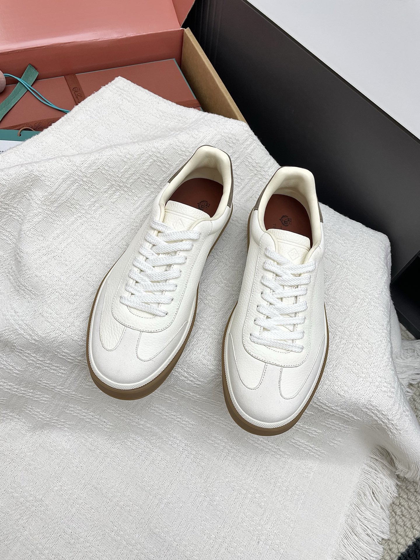 NO:445726,Women's (20 tote bag side) couple styles, Dongguan goods, Loro Piana, Tennis walk series, LP training shoes, casual sports shoes, board shoes, original purchase and development, made, suitable for wearing all year round. The edged sole creates a relaxed and charming color combination, harmoniously integrating functionality with low-key personality style. Create an ideal shoe choice for urban clothing. The heel is decorated with Kummel color insert soft calfskin tongue, imprinted LP logo cotton lace upper, cow section layer suede sole, rubber lining calfskin, exquisite packaging for delivery counter, original customized fabric, top layer beef slim beef tile, inner sheepskin lining, original open mold-proof rubber material, sole 3CM Size35-40 40 women's customization, casual shoes/sports shoes, loro pigana, loro  piana, sneakers, cowhide, sheepskin19860909女款(手提袋侧子20)情侣款 莞货 Loro Piana 诺悠翩雅Tennis walk系列 LP德训鞋 休闲 运动鞋 板鞋 原版购入开发 做货 ,适合全年穿着.包边鞋底营造轻松迷人的色彩组合,将功能性与低调个性风格和谐融合.打造都市着装的理想鞋履选择.鞋跟处饰以Kummel色嵌片柔软小牛皮鞋舌,压印LP徽标棉质鞋带鞋面,牛剖层绒面革鞋底 橡胶衬里小牛皮 配送专柜精美包装 面料原版定制头层牛猄 内里羊皮里 大底原版开模防滑橡胶材质 底厚3CM Size35-40 40女定做,休闲鞋/运动鞋,loro piana,loro piana,sneakers,cowhide,sheepskin,Women's Shoes