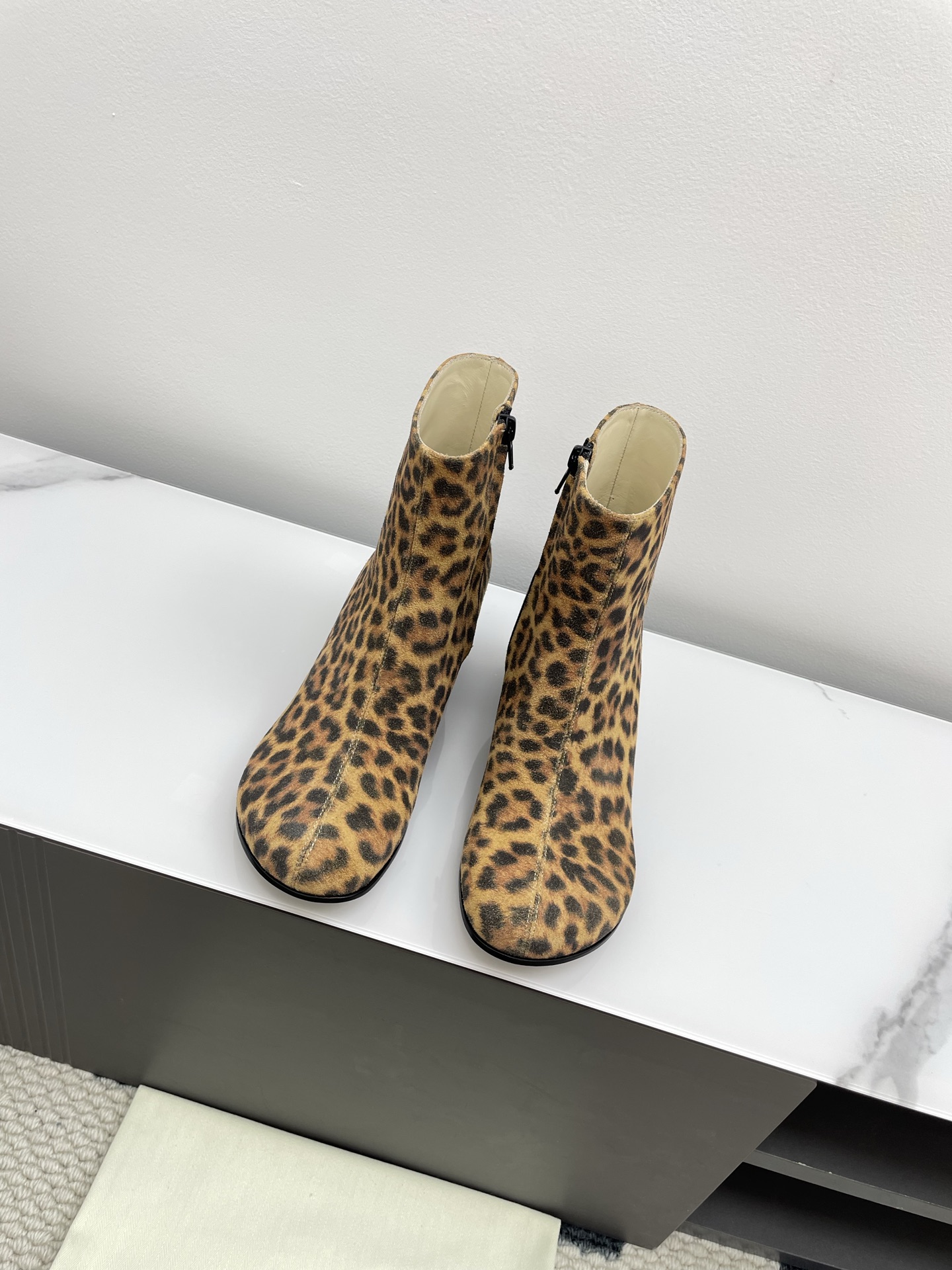 NO:445724,loew*2025 autumn and winter new round toe side zipper thick heel boots. Entering the fashionable wild bush, the Loewish series conquers your fashionable heart with a unique design. Leopard print serpent leather creates short boots, allowing you to show confidence in the leopard pattern intertwined with dark brown and black in comfort. Retro and modern instantly grasp the eyeball round toe shape in an exquisite, cute, simple and stylish way, showing unique charm while walking. Upper cowhide, inner cowhide, outsole leather, size 35-40 (40 customization), boots, loewe, loewe, boots, cowhide, Leather soles19860909loew*2025秋冬新款圆头侧拉链粗跟短靴 走进时尚的狂野丛,罗意威系列以别具一格的设计征服你的时尚心.豹纹印花绒面牛皮革,塑造出短靴,让你在舒适中展现自信深浅棕与黑色交织的豹纹图案,复古又摩登瞬间抓住眼球圆头造型精致可爱简单又不失格调,行走间尽显独特魅力 鞋面牛皮 内里牛皮 大底真皮大底 码数35-40（40定制）,靴子,loewe,loewe,boots,cowhide,Leather soles,Women's Shoes