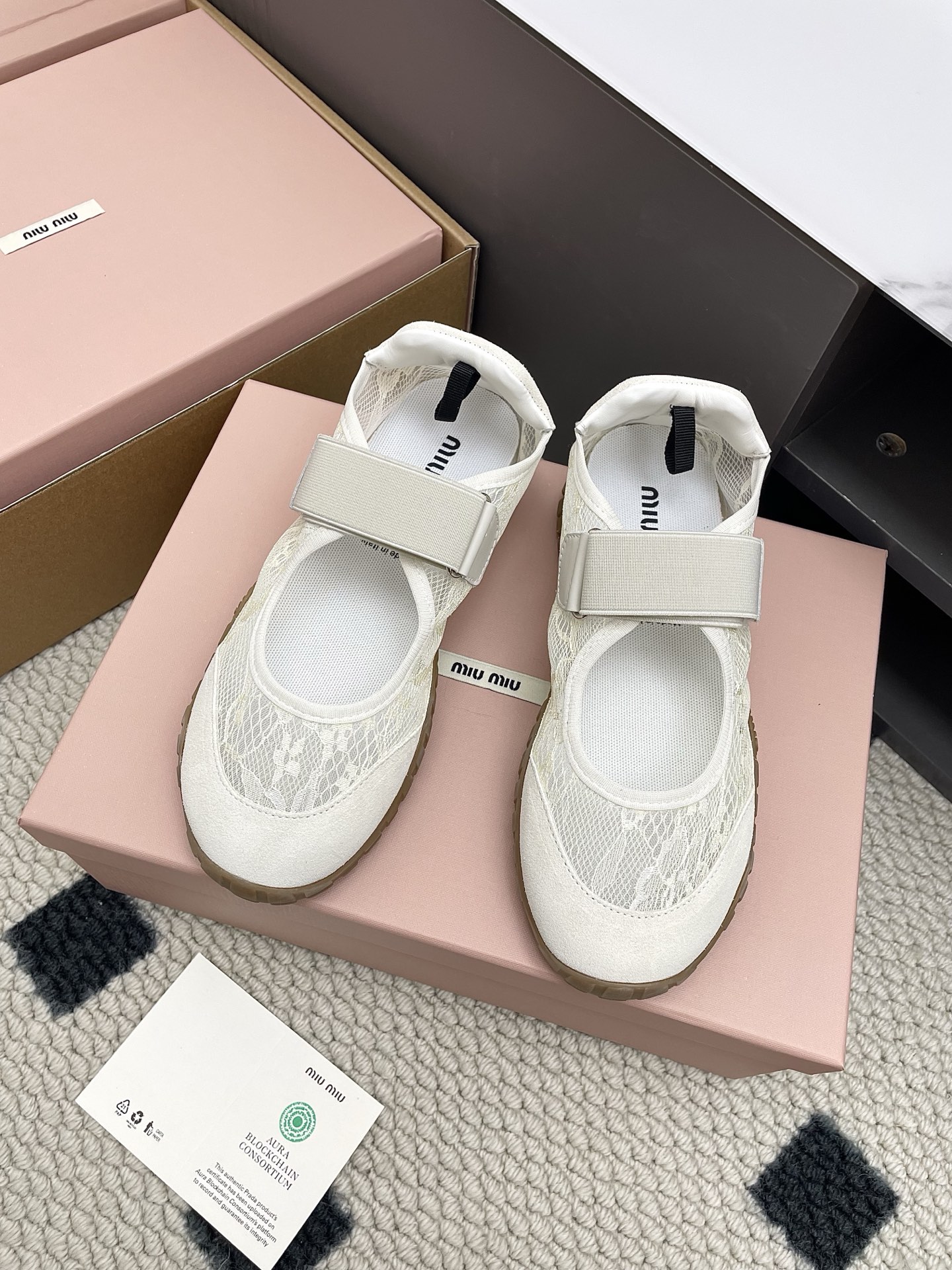 NO:445710,Purchasing grade Miu Miu 25ss Spring and summer new show MiuMiu Desert shoes Velcro Mary Jane shoes Casual shoes Show craftsmanship comes from the details of Miu Miu series New season trends The concept of love at this moment, diverse collision, conveying modern style~ It looks good no matter how you wear it, this summer fashion favorite, imported cowhide/lace, inner sheepskin, large sole original molded TPU rubber sole, size 35-40 (40, 41 customized), Mary Jane, miumiu, mary jane, cowhide, sheepskin19860909代购级Miu Miu 25ss 春夏新款走秀MiuMiu 德训鞋 魔术贴玛丽珍鞋 休闲鞋秀场工艺来自Miu Miu系列的细节特写 新季的潮流此刻挚爱的概念,多元对撞,传达现代风格~ 怎么穿都好看今夏时髦精最爱 面料进口牛皮/蕾丝 内里羊皮 大底原版开模TPU橡胶鞋底 码数35-40（40、41订做）,玛丽珍,miumiu,mary jane,cowhide,sheepskin,Women's Shoes