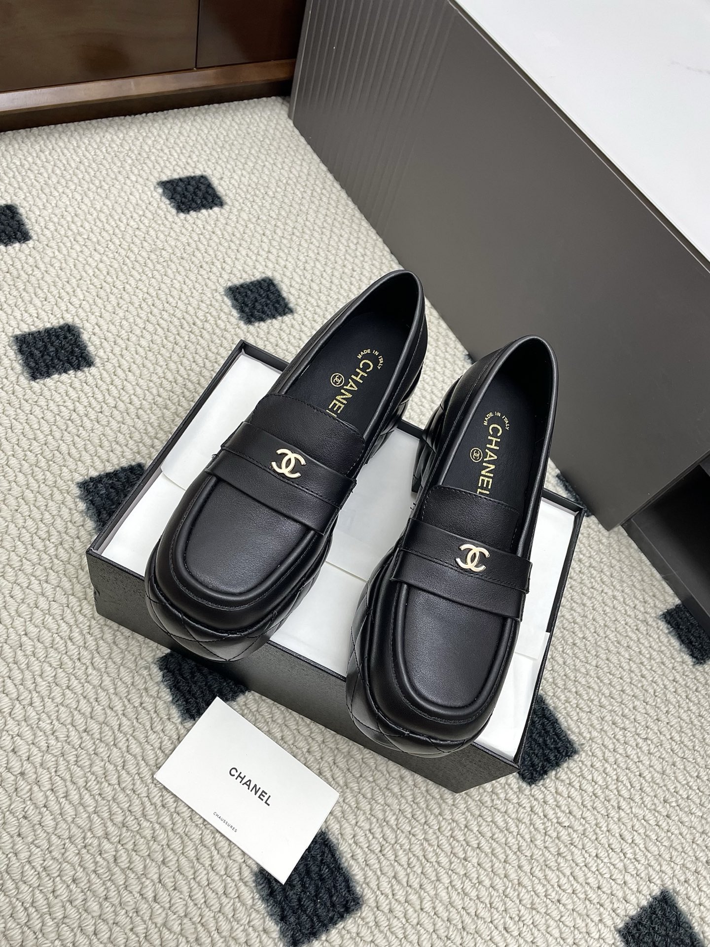 NO:445704,CHAN*L 2025 Xiaoxiang C home early spring new thick-soled sponge cake shoes, the latest and most popular handicraft workshop casual shoes, sponge cake shoes!  The most difficult thing to buy handicraft shoes in the counter!  The classic letter logo is full of fashion and shows its dominant position. The perfect design of the logo element is really super textured. The thick-soled design is super long and the legs are proportional. Ten thousand people are looking for money!  , Even Ershe is at a premium, collection level!  Upper cowhide inner sheepskin sole Italian leather outsole Heel height 9cm Size: 35-40 (40 custom made), loafers, chanel, chanel, loafers, cowhide, sheepskin, Leather soles19860909CHAN*L 2025小香C家早春新款厚底松糕鞋 专柜最新最火手工坊休闲鞋 松糕鞋！专柜最难入手手工坊鞋！经典字母Logo 时髦感爆棚 彰显霸主地位,标志元素设计完美工艺真的超有质感,厚底设计超级拉长腿部比例 万人求款！,连二奢都在溢价,收藏级！ 鞋面牛皮 内里羊皮 鞋底意大利真皮大底 跟高9cm 码数:35-40(40定做),乐福鞋,chanel,chanel,loafers,cowhide,sheepskin,Leather soles,Women's Shoes