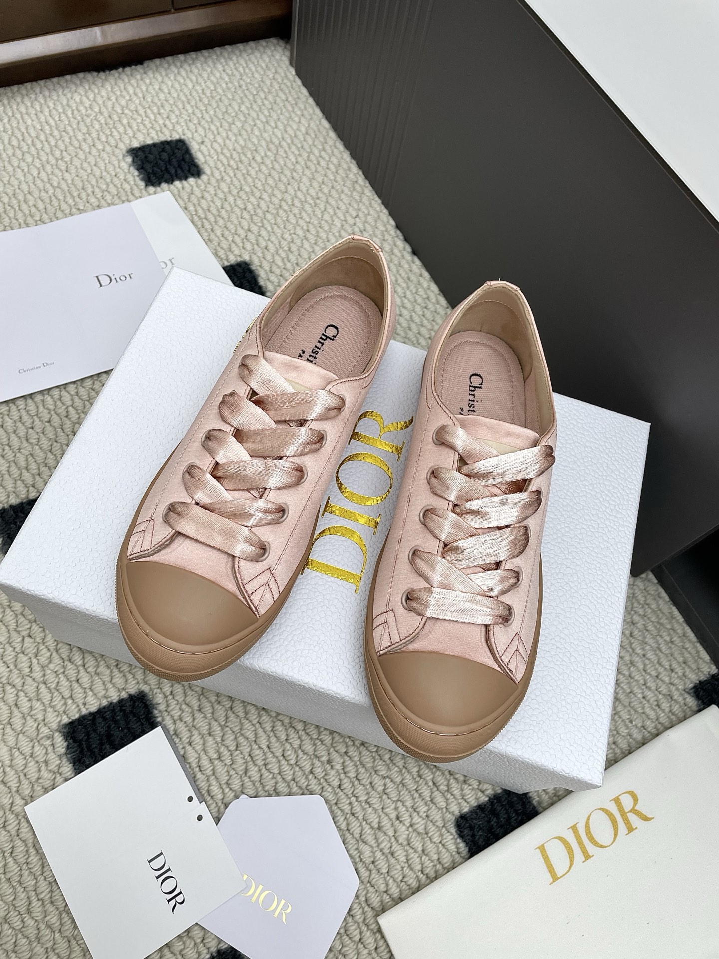 NO:445686,Dior's latest Lucky series, satin white shoes, casual sneakers, original purchase and development, made products. This Dior Lucky sneakers are from the Diorviera limited series, showing elegance. The white satin upper is decorated with gold-finished metal Christian Dior Paris logo on the sides, paired with satin wide laces in the same color, highlighting the retro style. The round toe is paired with a white slim rubber sole with Christian Dior Paris logo, which can add a high-order style to various casual styles, and can also be matched with other items in the Diorviera limited series Fabric: Original custom imported high-density satin, custom imported leather + net Sole original open mold-proof anti-slip TPU sole, bottom thickness 2cm  Size35-40 (41 size custom made without return or exchange), casual shoes/sports shoes, dior, dior, sneakers, silk fabric19860909Dior 迪奥 最新Lucky系列 绸缎小白鞋 休闲运动鞋 原版购入开发 做货 这款 Dior Lucky 运动鞋来自 Dioriviera 限定系列,彰显优雅气质.白色缎面面料鞋面,侧面饰以金色饰面金属 Christian Dior Paris 标志,搭配同色调缎面宽鞋带,突显复古风情.圆形鞋头,搭配饰以 Christian Dior Paris 标志的白色纤薄橡胶鞋底,可为各式休闲造型增添高订风范,也可与 Dioriviera 限定系列的其他单品搭配 面料:原版定制进口高密度绸缎 内里定制进口真皮+网里 鞋底原版开模防滑TPU大底,底厚2cm Size35-40（41码定做不退换）,休闲鞋/运动鞋,dior,dior,sneakers,silk fabric,Women's Shoes