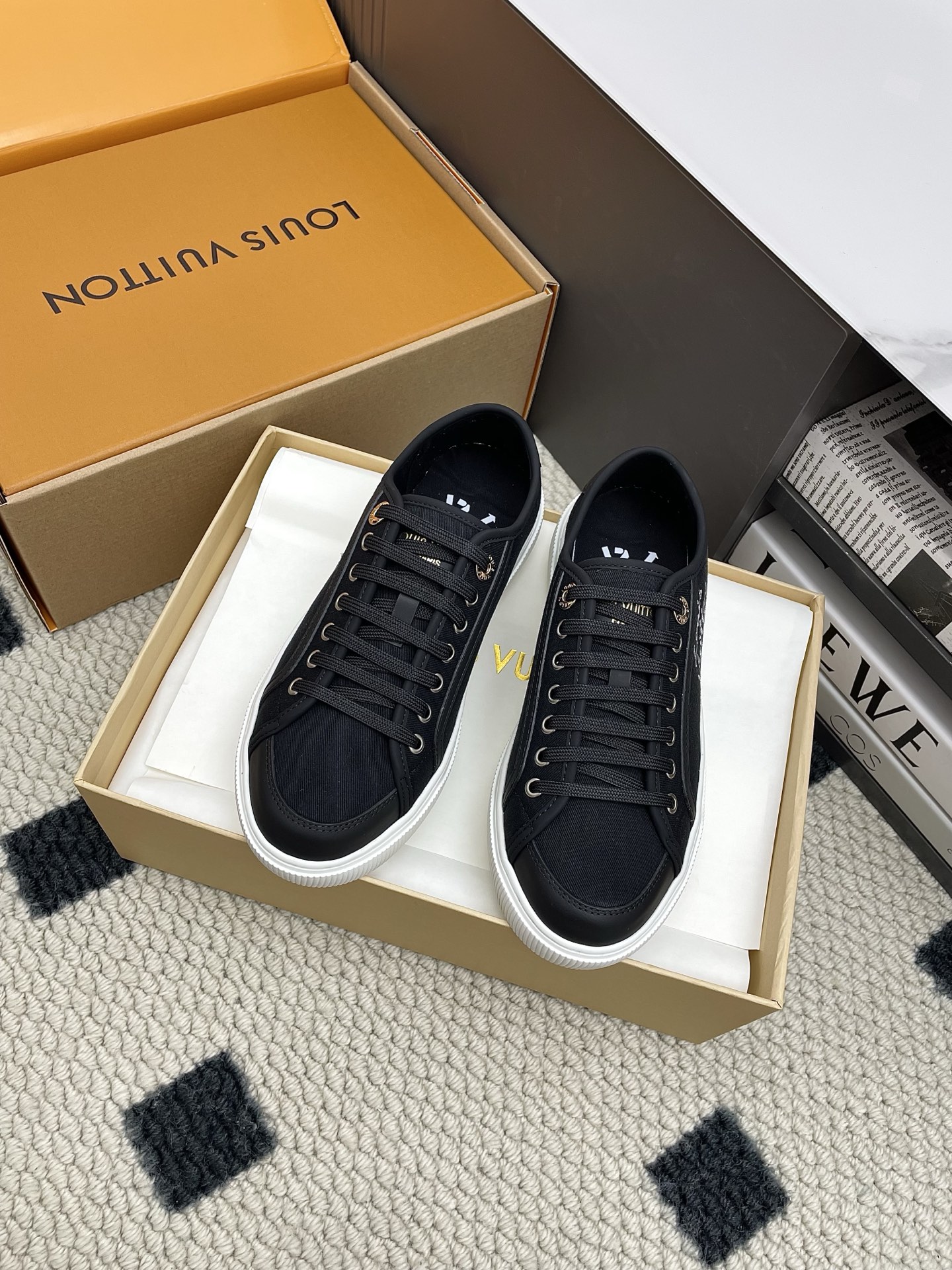 NO:461053,LV Louis Vuitton L Home Lagoon Latest Lagoon Series Thick-soled denim denim embossed presbyopia thick-soled casual sneakers skateboard shoes Original purchase and development Made this Lagoon sneakers are made of Monogram denim, injected with a retro atmosphere to the classic design. The leather trim is leaping into the Louis Vuitton logo, inscribed eyelets, laces and shoelaces highlight the exquisite details, embellishing Monogram The rubber outsole of the floral perfect overall delivery counter exquisite packaging, original imported fabric imported custom-made top layer cowhide inner imported cowhide lining original sole original open mold anti-slip TPU material Sole thickness 2.5CM Size: women's 35-40 (40 41 custom made), casual shoes/sports shoes, louis vuitton, louis vuitton, louis  vuitton, louis vuitton,sneakers,cowhide19860909LV路易威登L家 驴牌最新Lagoon系列 厚底丹宁牛仔布 压花 老花 厚底 休闲运动鞋 滑板鞋 原版购入开发 做货 这款Lagoon 运动鞋取材 Monogram 丹宁布,为经典设计注入复古气息.皮革饰边跃现路易威登标识,铭纹孔眼、镶边和鞋带彰显考究细节,点缀 Monogram 花卉的橡胶外底完善整体 配送专柜精美包装 面料原版进口定制头层牛皮 内里原版进口牛皮里 鞋底原版开模防滑TPU材质 底厚2.5CM Size:女款35-40（40 41定做）,休闲鞋/运动鞋,louis vuitton,louis vuitton,louis vuitton,louis vuitton,sneakers,cowhide,Women's Shoes