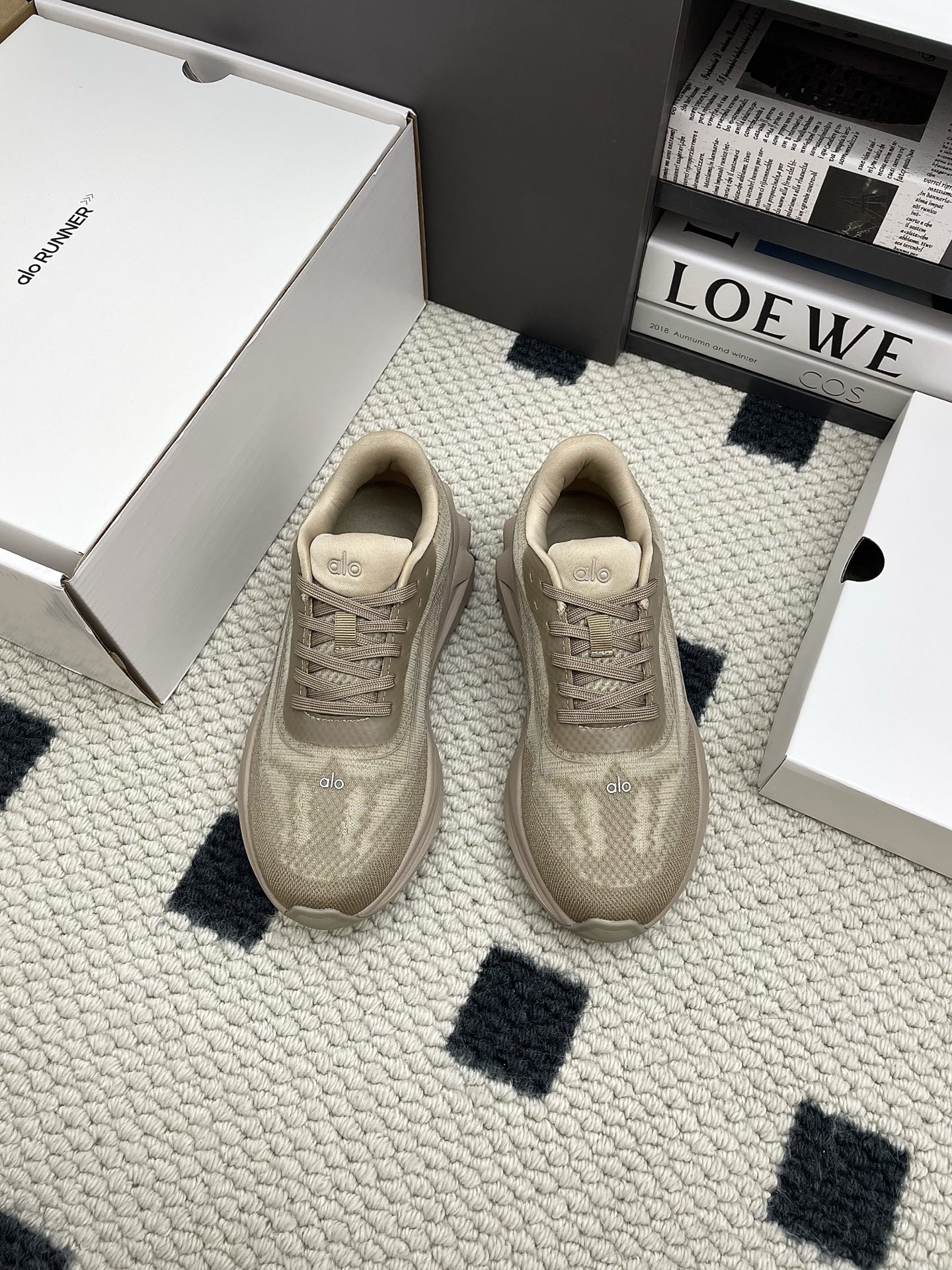 NO:445651,Purchasing grade alo25s new spring and summer style, thick sole comfortable couple style, casual sports running yoga shoes alo understands girls better than Nike!  Super versatile!  And super comfortable!  It's a thick bottom but it's not heavy at all on the feet!  Very lightweight!  It looks better when putting on socks!  And it is recommended by celebrities. It is a model that increases your legs and makes your legs look thinner!  Super suitable for us small girls~ the shoes are also a classic color-blocking and contrasting design with the delicate leather texture on the upper!  !  Material original mold opening process mesh surface, outsole IP foam ultra-clear material rubber non-slip Size#women 35-40 (women 40 custom-made no return or exchange) #men 39-45 (men 45 custom-made no return or exchange), casual shoes/sports shoes, sneakers19860909代购级alo25s 春夏新款 厚底舒适 情侣款 休闲 运动跑步瑜伽鞋 alo比耐克更懂女生！上脚超级百搭！而且超级舒适！是厚底款但是上脚一点都不沉重！ 非常轻便！套上袜套搭配更好看！而且还是明星同款推荐～上脚增高显腿细！ 超级适合我们小个子女生～鞋子整体也是经典的拼色撞色设计搭配鞋面细腻的真皮纹路肌理感！！ 材质原版开模工艺网面 大底IP发泡超清料底片橡胶防滑 Size#女35-40（女40订做不退换） #男39-45（男45订做不退换）,休闲鞋/运动鞋,sneakers,Women's Shoes