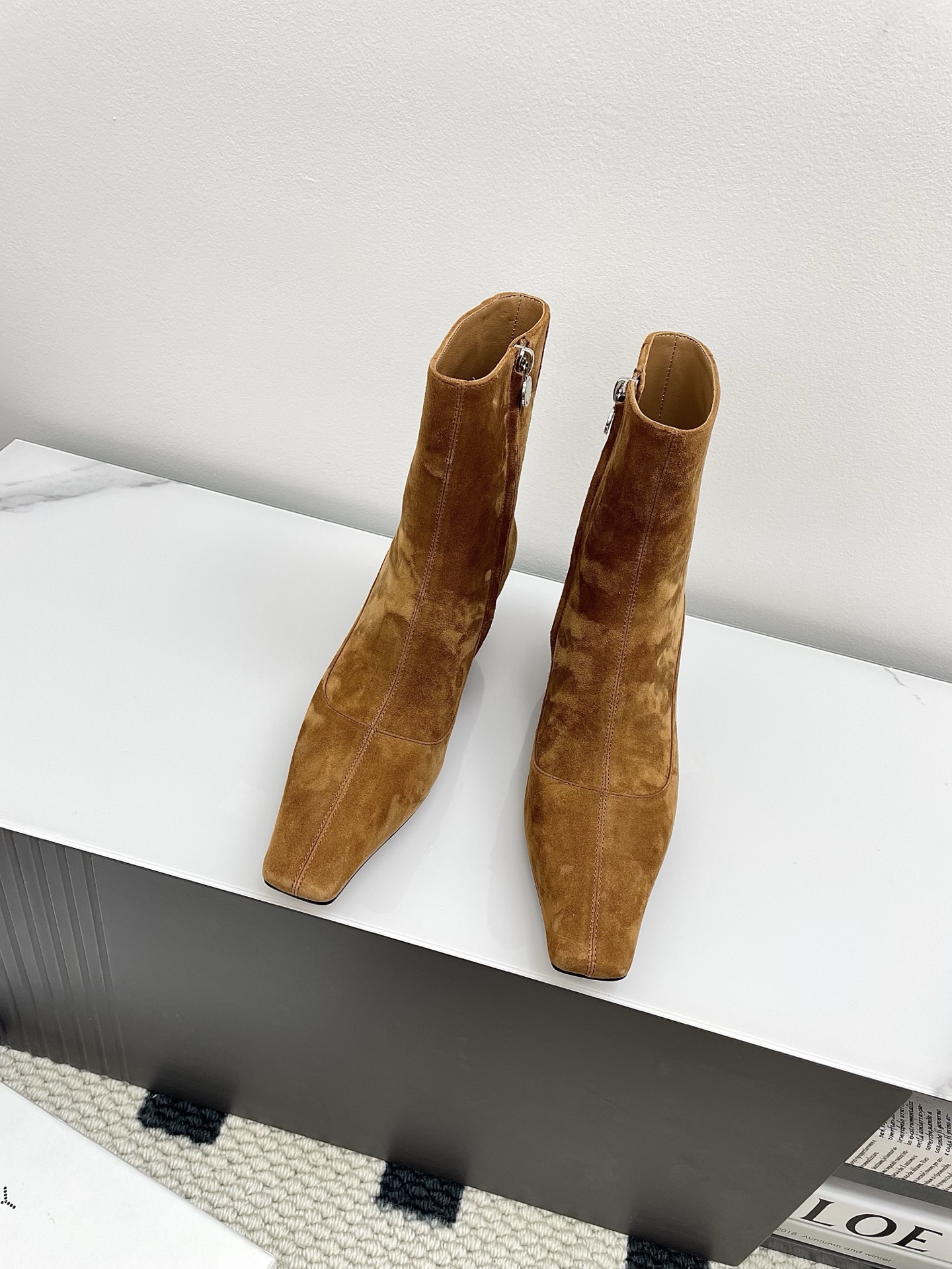 NO:445677,Purchasing-level Stella Mccartney 2025 new small square toe side zipper boots The brand's design style is mainly British rock and sweet romance, showing the unique elegance and charm of women. The upper combines tarp and cow velvet to create a different style and stand up to show long legs!  Imported fabric with butter leather, inner sheepskin, Italian leather, large soles, Size35-40 (40 custom made, no return or exchange), boots, cartier, boots, sheepskin, Leather soles19860909代购级Stella Mccartney2025新款小方头侧拉链短靴 品牌的设计风格主要以英式摇滚和甜蜜浪漫为主,展现出女性独有的优雅和魅力,鞋面将防水布和牛反绒融合在一起,打造出不一样的风格,立显大长腿！ 面料进口摔纹牛油皮 内里羊皮 大底意大利真皮大底 Size35-40（40订做不退换）,靴子,cartier,boots,sheepskin,Leather soles,Women's Shoes