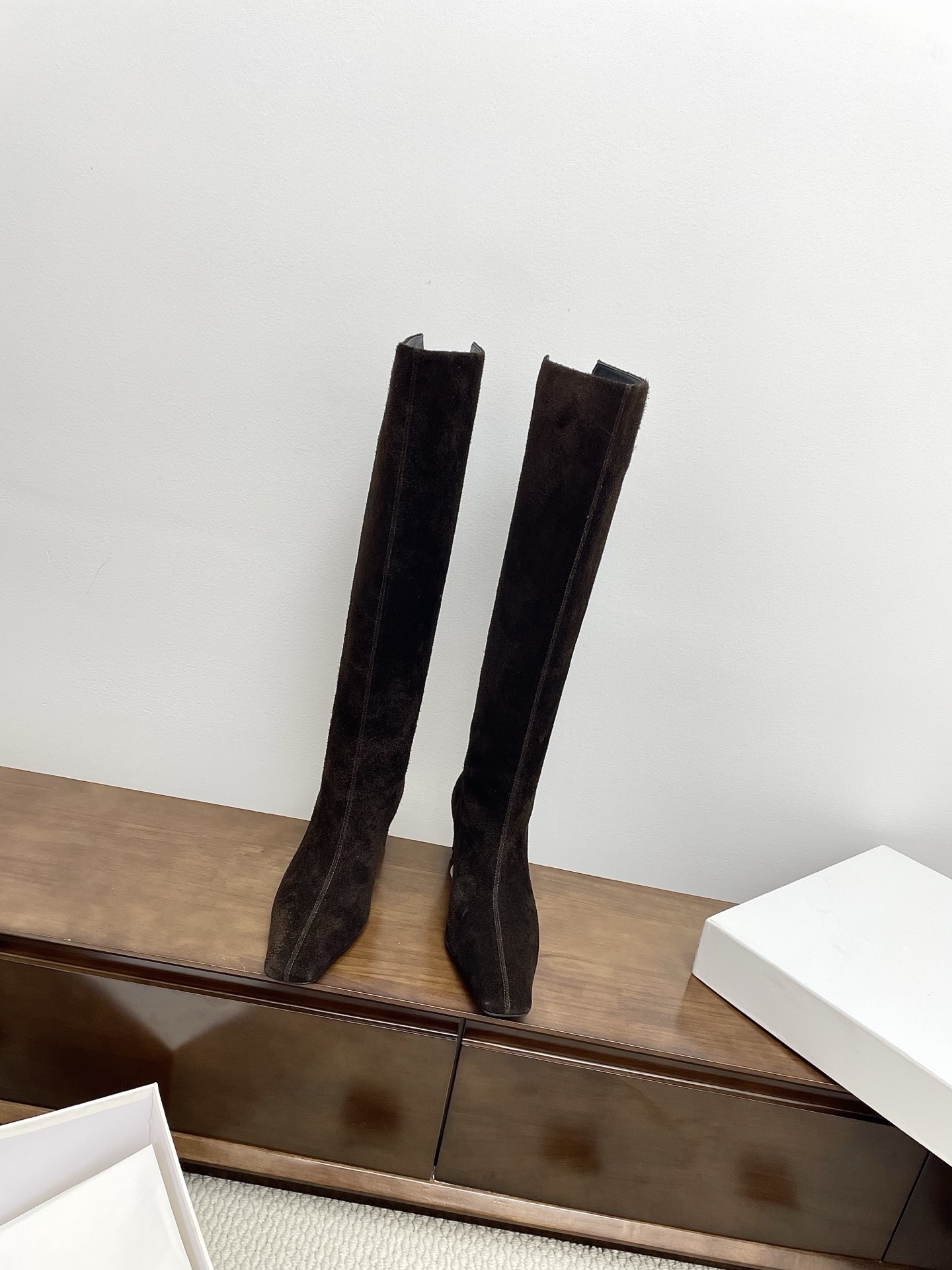 NO:445668,Purchase-Agent Khaite Niche Trendy Brand 25ss Autumn and Winter New High Heel Square-toe Boots A and cool may not necessarily kill men, but must kill women The shoe shape is slender and fashionable, with a slight accumulation of super thin legs. The goddess's versatile leg-slim boots can easily wear fashionable long legs. The upper is made of original imported sheepskin/Yangjing inner foot pad sheepskin original Italian imported leather sole Size35-39 (40 custom made without return), boots, boots, sheepskin, sheep, Leather soles19860909代购级Khaite 小众潮牌 25ss秋冬新款 高跟 方头长靴 又A又飒不一定斩男,但一定斩女 鞋型纤细又时髦,微微的堆积感超显腿细 女神的百搭瘦腿靴,轻松穿出时尚大长腿 鞋面采用原版进口羊皮/羊京 内里垫脚羊皮 鞋底原版意大利进口真皮大底 Size35-39（40订做不退换）,靴子,boots,sheepskin,sheep,Leather soles,Women's Shoes