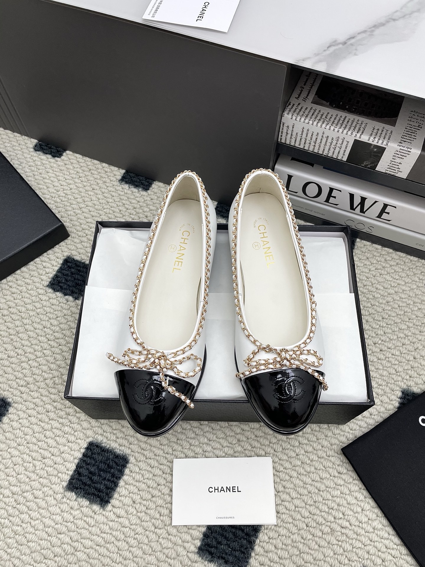 NO:445643,Chanel Xiaoxiang 25K new chain double C thick heel single shoes, original 1:1 replica of the classic, whether paired with pants or skirts, the small round head design is very good to modify the foot shape, a must-have for little fairies!  Upper: Use imported lambskin Inner: Top-grade mixed-bred lambskin Outsole: Italian imported cowhide outsole Heel height 2.5cm Size 35-39 (customized by 40/41), single shoes, chanel, skirts, cowhide, sheepskin19860909Chanel 小香25K新品链条双C粗跟单鞋 原版1:1复刻 经典中的经典,无论搭配裤装还是裙装都是完美,小圆头的设计很好的修饰脚型 ,小仙女们必备！ 鞋面:采用进口小羊皮 内里:顶级混种羊皮 大底:意大利进口牛皮大底 跟高2.5cm 码数 35-39（40/41定制）,单鞋,chanel,skirts,cowhide,sheepskin,Women's Shoes