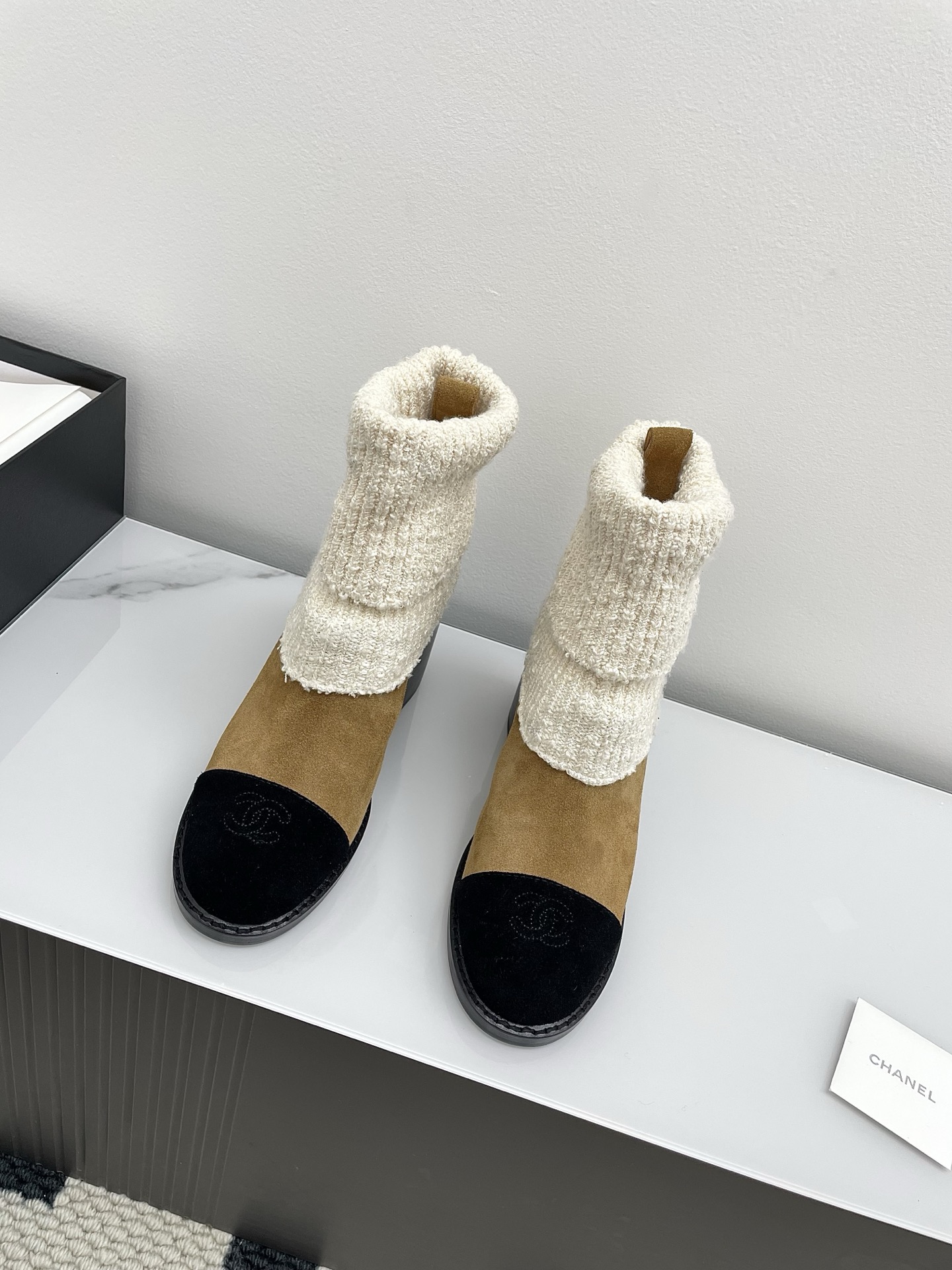 NO:445635,Top version CHANEL Chanel autumn and winter new sock boots Fly knitted wool boots The socks are made of knitted elastic wool, which makes the feet comfortable and slimming!  The boot can be turned down and adjusted to the height, and it will be matched with various lengths and lowers without any incongruity. You can practice all kinds of matching about beauty!  Upper cowhide socks, inner lining, original leather sole, size 35-39 (40,41 custom made, non-return, replacement), boots, chanel, chanel, boots, cowhide, sheepskin, Leather soles, socks19860909顶级版本 CHANEL香奈儿秋冬新款袜子靴 飞织毛线靴 袜筒采用针织弹力毛线,上脚舒适显瘦！靴筒可下翻调节高度,搭配各种长短下装毫无违和感,可尽情实践关于美的各种搭配！ 鞋面牛皮飞织袜筒 内里羊皮内里 鞋底原版真皮大底 码数35-39（40,41定制不退换）,靴子,chanel,chanel,boots,cowhide,sheepskin,Leather soles,socks,Women's Shoes