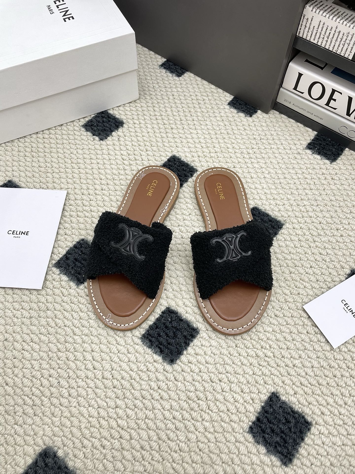 NO:445627,CELINE LYMPIA Kinkle Plush Slippers Arc de Triomphe British style flat-soled micro-label slippers Simple, elegant and fashionable, unsightly and timeless. It is the classic place that never fades away in the fashion circle. The retro British style allows you to wear a different temperament. Simple and comfortable, clean and neat, plush is really beautiful. Whether it is worn alone or with wide-leg pants, high street and retro, let's make CELINE girls. Customized plush cloth with upper, inner foot pad sheepskin sole leather edge strip/customized cigarette glue outsole size 35-39 (40.41.42 custom made without return), slippers, celine, celine, slippers, sheepskin19860909CELINE赛琳 LYMPIA扭结毛绒拖鞋 凯旋门毛绒面英伦风平底微标拖鞋 简约大气时髦 耐看不过时 是时尚圈永不退潮的经典所在,复古的英伦风格,让你穿出不一样的气质 简单舒服,干净利落,毛绒真的太美啦 无论是单穿还是搭配阔腿裤,高街又复古一起来做CELINE女孩 鞋面定制毛绒布 内里垫脚羊皮 鞋底真皮沿条/定制烟胶大底 码数35-39（40.41.42定做不退换）,拖鞋,celine,celine,slippers,sheepskin,Women's Shoes