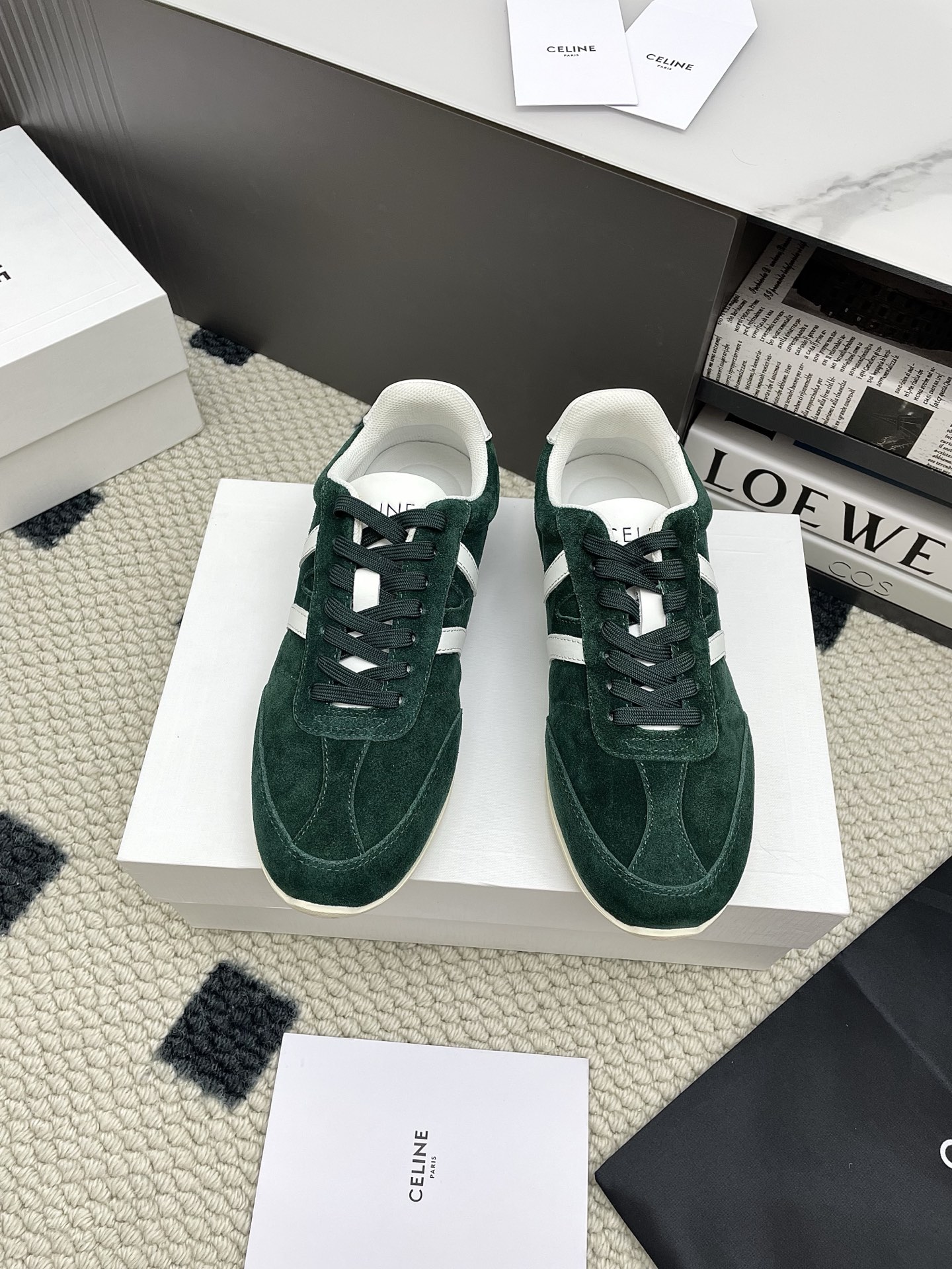 NO:445619,CELINE JOGGER TRIOMPHE low-top lace-up sneakers Suede Forrest Gump shoes Lace-up flat casual shoes Deshu shoes CELINE presents a new 'RACER' sneakers enrich their shoe series. This sneaker draws inspiration from the 1970s sports aesthetics. Lightness and comfort are its core traits, cleverly blending nylon, suede and leather materials. The classic 'TRIOMPHE' logo is clearly visible, embroidered on the side of the shoe in embroidery form, and presented on the back top of the shoe with gravure printing. This sneaker provides a vivid and vibrant color combination, further strengthening its retro outline. The neutral design is practical and versatile, and it shows elegance and sportiness while retaining the unique style of the CELINE brand. The upper 3D electric embroidery logo is particularly highlighted.  High mercerized beef reverse velvet splicing breathable cloth, footbed inner sheepskin/customized breathable mesh cloth, original open mold TPU rubber sole, size 35-39 (40.41 custom made without return or exchange), casual shoes/sports shoes, celine, celine, sneakers, sheepskin19860909CELINE 赛琳 JOGGER TRIOMPHE低帮系带运动鞋 绒面阿甘鞋 系带平底休闲鞋 德训鞋 CELINE呈现全新“RACER”运动鞋丰富其鞋履系列. 这款运动鞋汲取了70年代运动美学的灵感,轻盈与舒适是其核心特质,巧妙融合了锦纶、绒面革与皮革材质.经典的“TRIOMPHE”标志清晰可见,以刺绣形式点缀于鞋侧,并以凹印工艺呈现于鞋后帮. 此款运动鞋提供鲜明且富有活力的色彩组合,进一步强化其复古轮廓,中性设计实用百搭,在保留CELINE品牌独特风格的同时,尽显优雅与运动风范. 鞋面3D电绣LOGO格外突出亮点 高丝光牛反绒拼接透气布 垫脚内里羊皮/定制透气网布 鞋底原版开模TPU橡胶大底 码数35-39（40.41定做不退换）,休闲鞋/运动鞋,celine,celine,sneakers,sheepskin,Women's Shoes