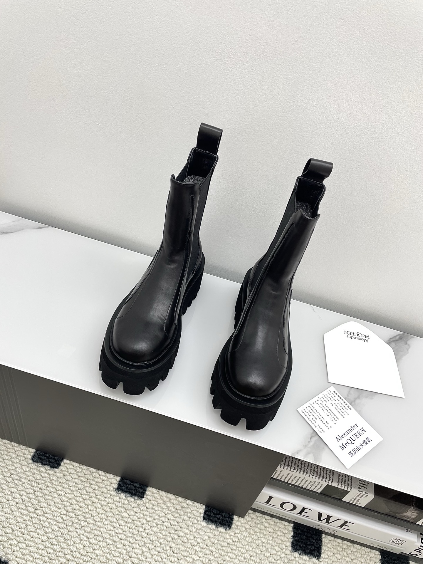 NO:560139,Alexander McQueen 25ss new heightening thick-soled short boots for autumn and winter. McQueen's short boots are also invincible and beautiful!  It can be worn in all seasons and also adds height. Good news for petite girls!  The classic silhouette is so versatile and never goes out of style!  The legs are slimmed up, and the wrapping feeling is particularly strong. It looks very good when paired with loose sweaters, jackets, and coats. The upper is made of first-layer calfskin, the lining is cowhide, and the outsole is original open-molded lightweight foam outsole. Size# female 35-40 (40 is custom-made and non-returnable), boots, alexander mcqueen, boots, hoodie, sweatshirts, jackets & coats, cowhide19860909Alexander McQueen25ss秋冬新款增高厚底短靴 麦昆这款短靴也无敌好看！四季都可以穿的 而且还增高 小个子女生的福音！ 经典版型好百搭不过时！修腿增高,而且包裹感特别强,搭配宽松卫衣,夹克,大衣都是造型感非常好看 鞋面采用头层小牛皮 内里牛皮 大底原版开模轻质发泡大底 Size#女35-40（40定做不退换）,靴子,alexander mcqueen,boots,hoodie,sweatshirts,jackets & coats,cowhide,Women's Shoes