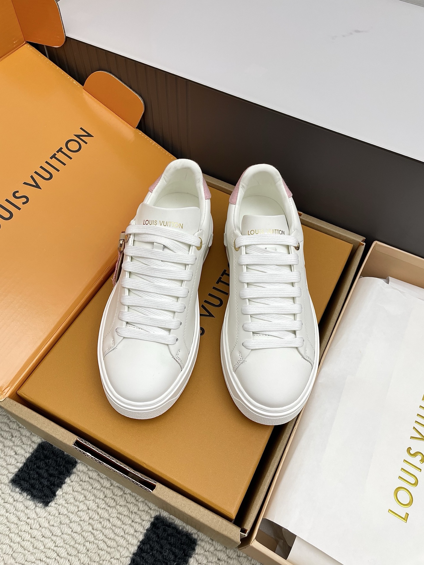 NO:476566,(full set of aircraft boxes) Purchase grade, the actual product is shown in the picture LV Louis Vuitton L Home Donkey Stadium series Casual sports shoes Original purchase and development Made this model LV Stadium sports shoes are soft from Monogram wool and fluffy wool lining, entering the winter vision with a new style. The cowhide and lightweight rubber outsole are perfectly designed, and the back is integrated with leather elements and Louis Vuitton logo embossed. The delivery counter is exquisitely packaged. The original imported head layer cowhide in the inner breathable mesh. The sole original open mold-proof rubber outsole. The sole is 3CM thick. Size: women's model 35-41 (40 41 customized), casual shoes/sports shoes, louis vuitton, louis vuitton, louis vuitton, louis vuitton, louis vuitton, louis vuitton, louis vuitton, louis vuitton, louis vuitton, louis vuitton, louis vuitton, louis vuitton, louis vuitton, louis vuitton, louis vuitton, louis vuitton, louis vuitton, louis vuitton, louis vuitton, louis vuitton, louis vuitton, louis vuitton, louis vuitton, louis vuitton, louis vuitton, louis vuitton, louis vuitton, louis vuitton, louis vuitton, louis vuitton, louis vuitton, louis vuitton, louis vuitton, louis vuitton, louis vuitton, louis vuitton, louis vuitton, louis vuitton, louis vuitton, lou  vuitton,sneakers,cowhide19860909(全套飞机盒)代购级 实物如图 LV 路易威登L家 驴牌Stadium系列 休闲 运动鞋 原版购入开发 做货 本款 LV Stadium 运动鞋取材柔软 Monogram 绵羊毛和蓬松羊毛皮内衬,以崭新风姿迈入冬季视野.牛皮革饰边与轻质橡胶外底完善考究设计,后部融入皮革元素和路易威登标识压纹 配送专柜精美包装 面料原版进口头层牛皮 内里透气网布 鞋底原版开模防滑橡胶大底 底厚3CM Size:女款35-41(40 41定做),休闲鞋/运动鞋,louis vuitton,louis vuitton,louis vuitton,louis vuitton,sneakers,cowhide,Women's Shoes