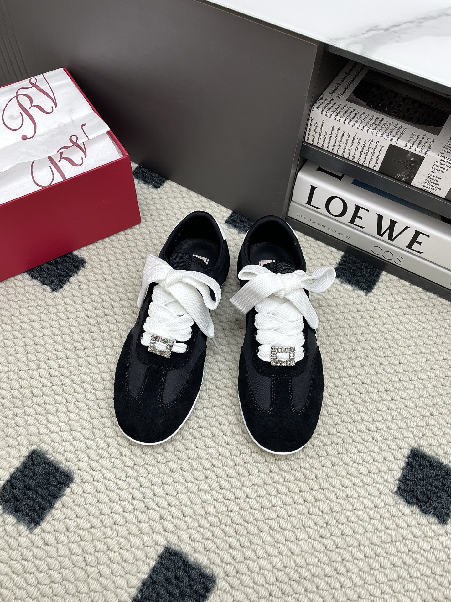 NO:544015,Roger vivier Rv 25ss The latest German training casual shoes Casual moral training shoes Bazi who pays attention to comfort must keep this one!  Dongguan version, original development, style counters one to one, details processing counters one to one. Classic and simple style design, versatile and not picky, delicate, light and soft, beauty and strength coexist!  The versatile commuting color matching synchronized on the official website is closed!  Whether it is the feeling of the feet or appearance, it is light and soft Oxford soft sole, strong toughness, soft, light, non-slip and wear-resistant, and the edge of the shoe further ensures the comfort of the foot and does not rub the feet!  Imported silk/imported suede inner sheepskin footrest, outsole rubber sole Size35-40 (40 custom made without return), casual shoes/sports shoes, roger vivier, sneakers, sheepskin, real silk, chamois leather19860909Roger vivier Rv 25ss 最新德训休闲鞋 休闲德训鞋 注重舒适度的宝子一定要留这款！莞产版本,原版开发,版型专柜一比一,细节处理专柜一比一 经典简约的款式设计,百搭不挑人,上脚秀气,轻盈柔软,美貌与实力并存！官网同步的百搭通勤配色闭眼收！ 无论脚感还是颜值都是天花板的存在,又轻又软牛津软大底,韧性强 柔软 轻便防滑耐磨,鞋口包边进一步保证上脚舒适感,不磨脚！ 鞋面进口真丝/进口麂皮 内里羊皮垫脚 大底橡胶大底 Size35-40（40订做不退换）,休闲鞋/运动鞋,roger vivier,sneakers,sheepskin,real silk,chamois leather,Women's Shoes